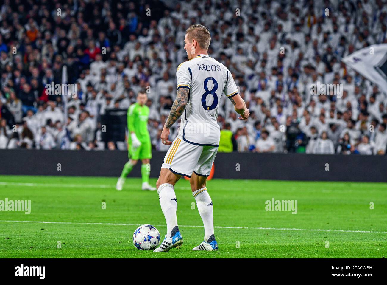 MADRID, ESPAGNE - 29 NOVEMBRE : Toni Kroos du Real Madrid CF contrôle le ballon lors du match entre le Real Madrid CF et la SSC Napoles de l'UEFA Champions League le 29 novembre 2023 à Santiago Bernabeu à Madrid, Espagne. (Samuel Carreño/Pximages) crédit : PX Images/Alamy Live News Banque D'Images