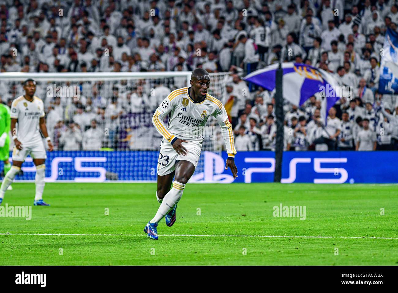 MADRID, ESPAGNE - 29 NOVEMBRE : Ferland Mendy du Real Madrid CF participe au match entre le Real Madrid CF et la SSC Napoles de l'UEFA Champions League le 29 novembre 2023 à Santiago Bernabeu à Madrid, Espagne. (Samuel Carreño/Pximages) crédit : PX Images/Alamy Live News Banque D'Images