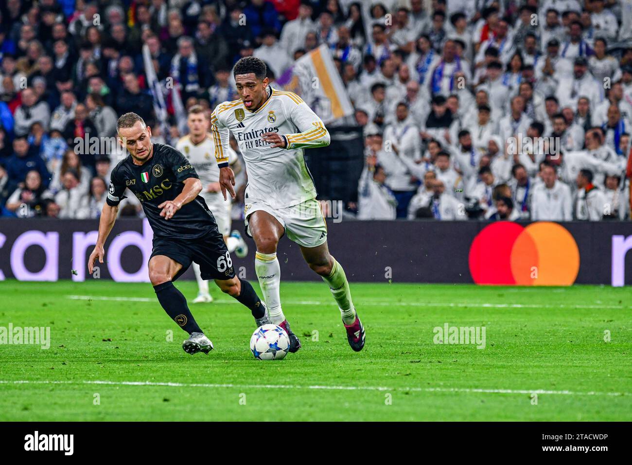 MADRID, ESPAGNE - 29 NOVEMBRE : Jude Bellingham du Real Madrid CF pilote le ballon lors du match entre le Real Madrid CF et la SSC Napoles de l'UEFA Champions League le 29 novembre 2023 à Santiago Bernabeu à Madrid, Espagne. (Samuel Carreño/Pximages) crédit : PX Images/Alamy Live News Banque D'Images