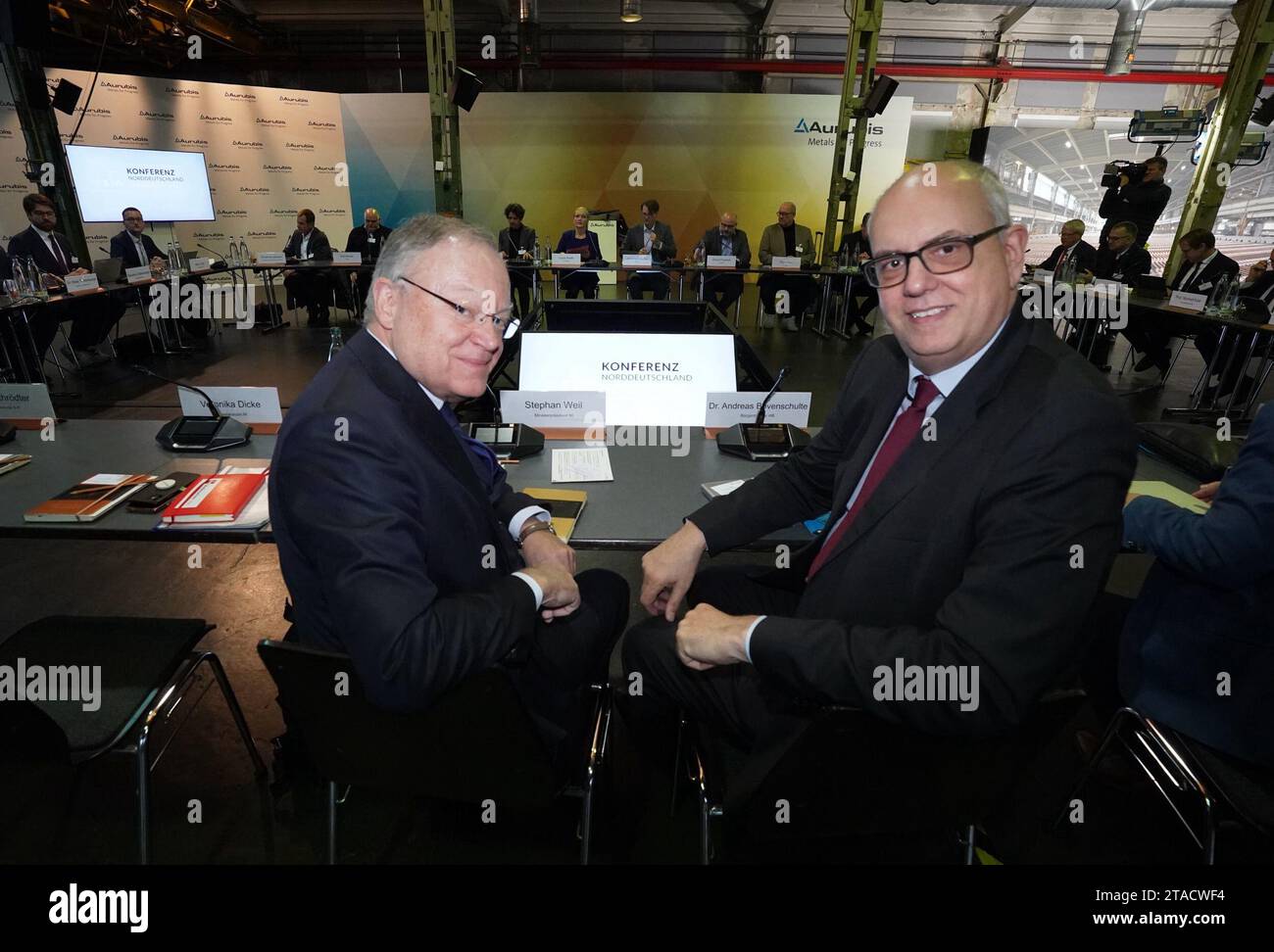 Hambourg, Allemagne. 30 novembre 2023. Stephan Weil (l, SPD), ministre-président de Basse-Saxe, et Andreas Bovenschulte (SPD), maire de Brême, siègent ensemble au début de la Convention sur l'énergie dans le cadre de la Conférence du Nord de l'Allemagne (KND) dans les locaux du fabricant de cuivre Aurubis AG. Les chefs de gouvernement des États du Nord se sont réunis pour discuter de la politique énergétique. Ils se sont également entretenus avec des représentants des chambres d'industrie et de commerce et des associations professionnelles ainsi qu'avec les syndicats du nord de l'Allemagne. Crédit : Marcus Brandt/dpa/Alamy Live News Banque D'Images