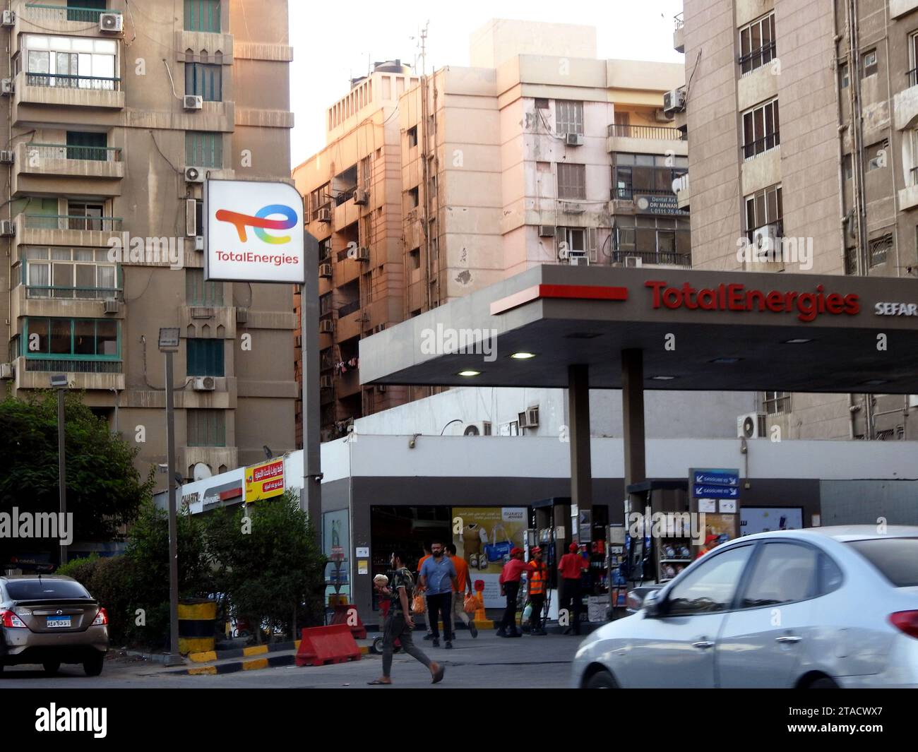 Le Caire, Égypte, octobre 15 2023 : Station gazière et pétrolière Total Energies, TotalEnergies se est une multinationale française intégrée dans le domaine de l'énergie et du pétrole Banque D'Images