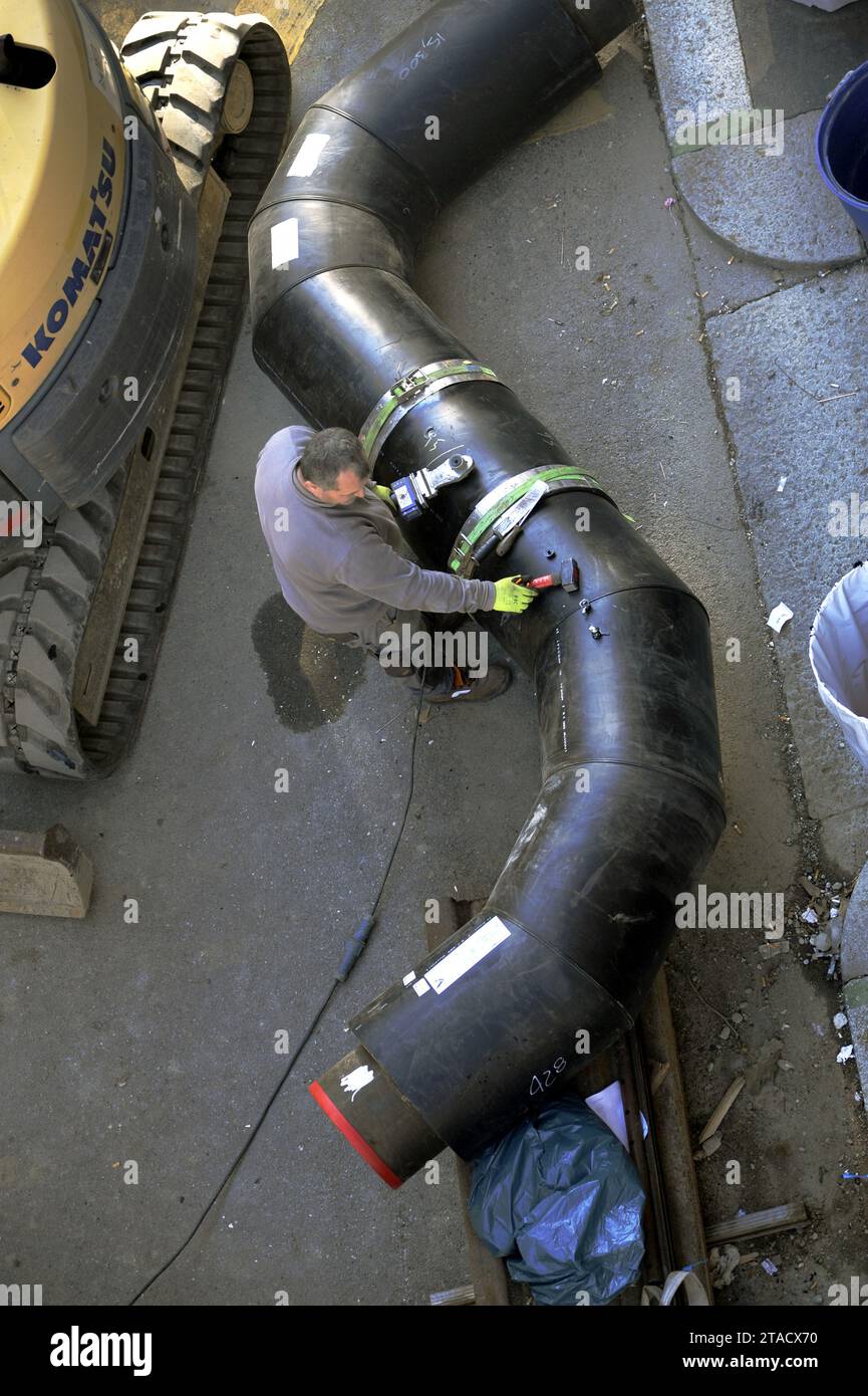 - Milan, pose de tuyaux de chauffage urbain pour un immeuble résidentiel dans la zone sud, quartier Morivione - Milano, posa delle tubazioni del teleriscaldamento per un complesso residenziale in zona sud, quartiere Morivione Banque D'Images