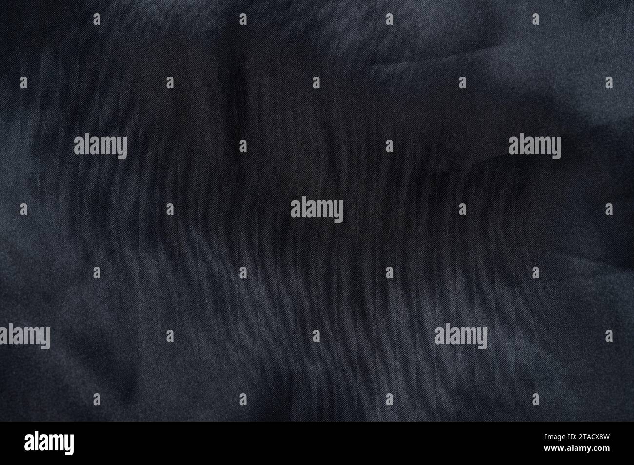 Fond de texture de tissu de soie noir avec des rides vue rapprochée Banque D'Images
