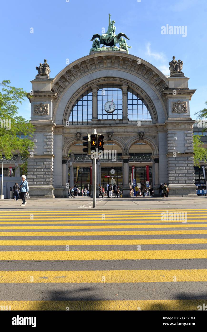 Lucerne, Suisse - 04 juin 2017 : l'arche devant l'entrée de la gare de Lucerne. Cette arche était autrefois le portail principal de l'ancien Banque D'Images