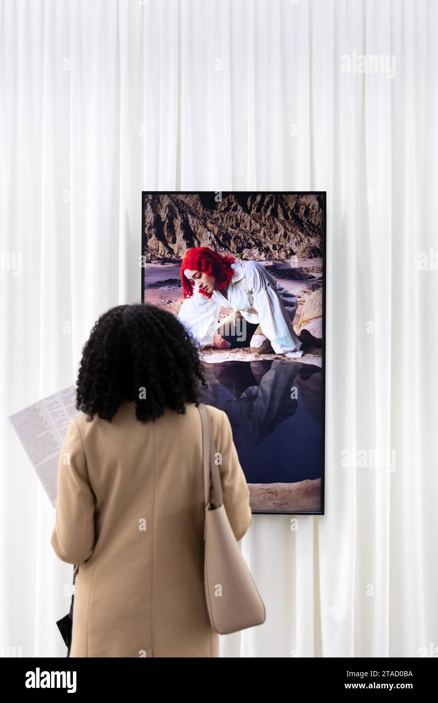 Femme regardant un portrait émouvant à l'exposition Sin Wai Kin 'Portraitss' (2023) à la galerie Soft Opening, Londres, Angleterre Banque D'Images