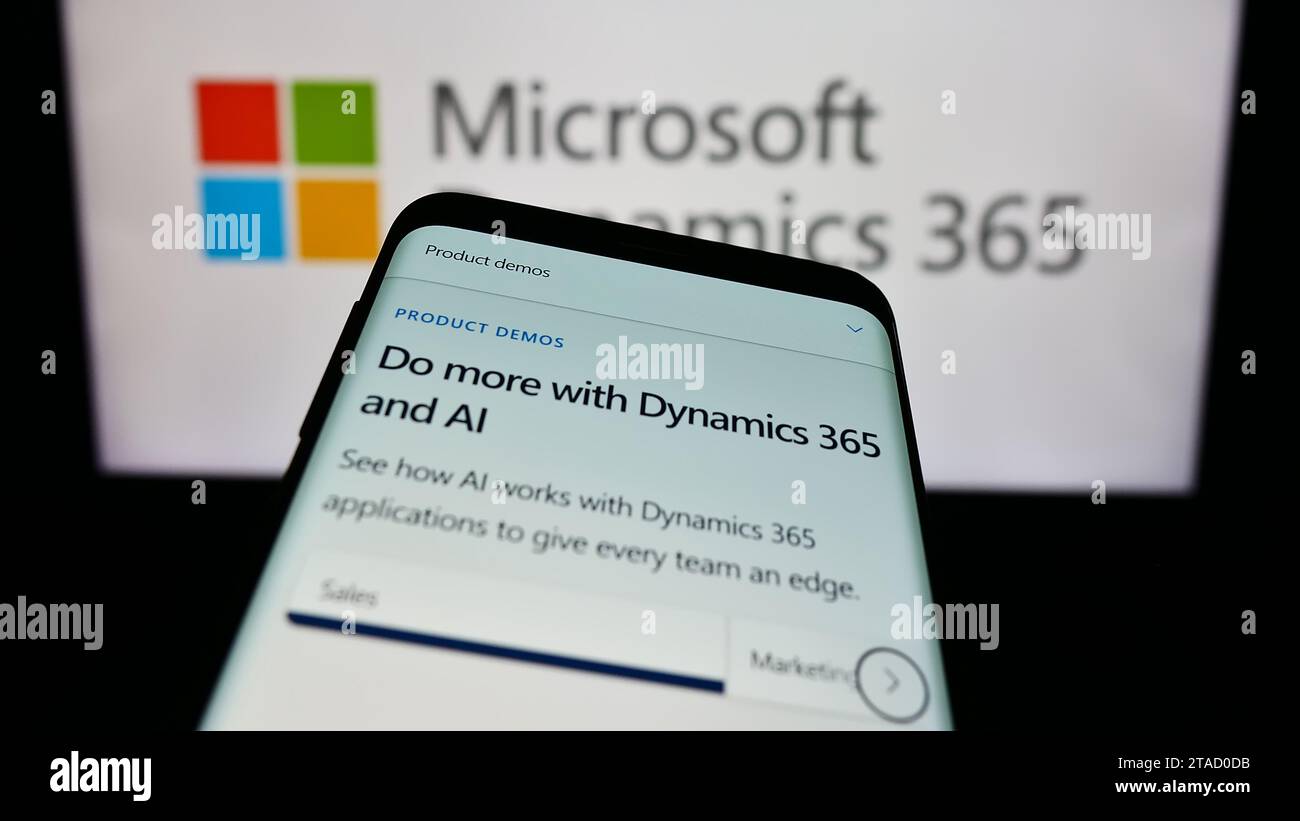 Téléphone mobile avec site Web du logiciel de comptabilité Microsoft Dynamics 365 devant le logo de l'entreprise. Effectuez le focus sur le coin supérieur gauche de l'écran du téléphone. Banque D'Images