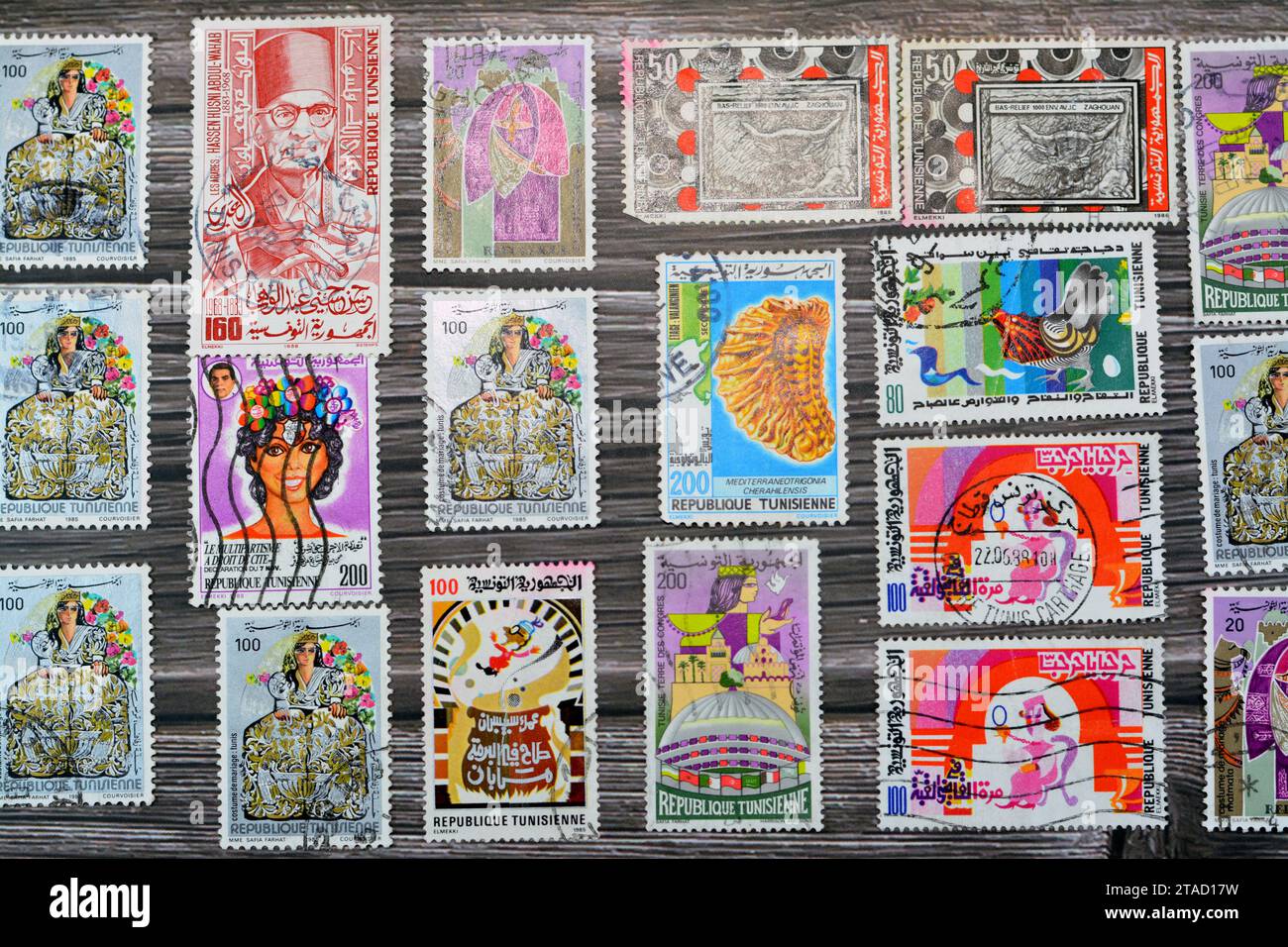 Le Caire, Egypte septembre 21 2022 : Tunisien ancien a utilisé des timbres-poste Tunisie à différentes époques sur un fond de bois, une couverture avec un ensemble de stam d'affranchissement Banque D'Images