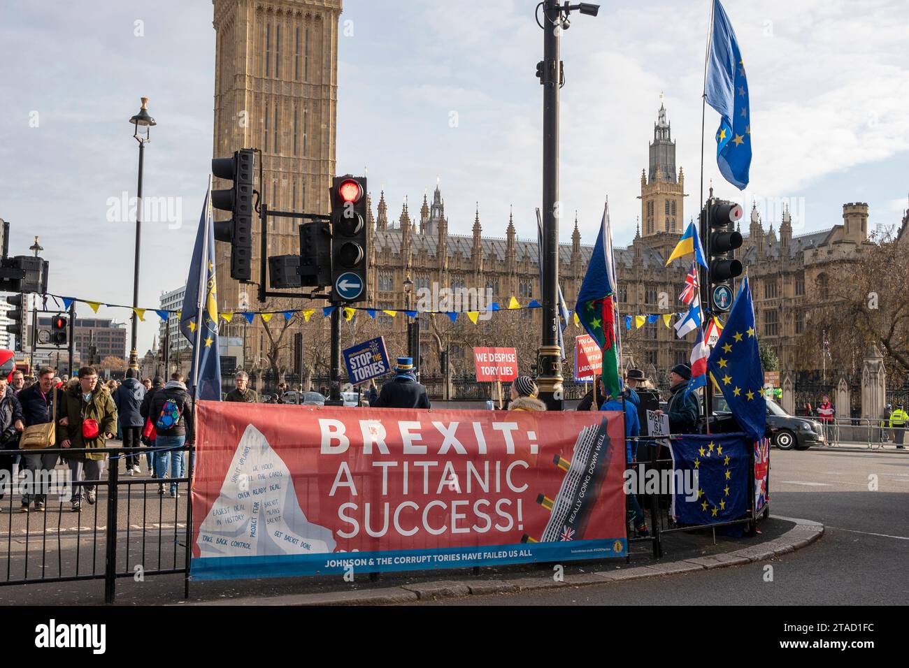 Anti-Brexit, manifestants anti-gouvernement sur un îlot de circulation près des chambres du Parlement, Westminster, Londres, Royaume-Uni, novembre, 2023 Banque D'Images