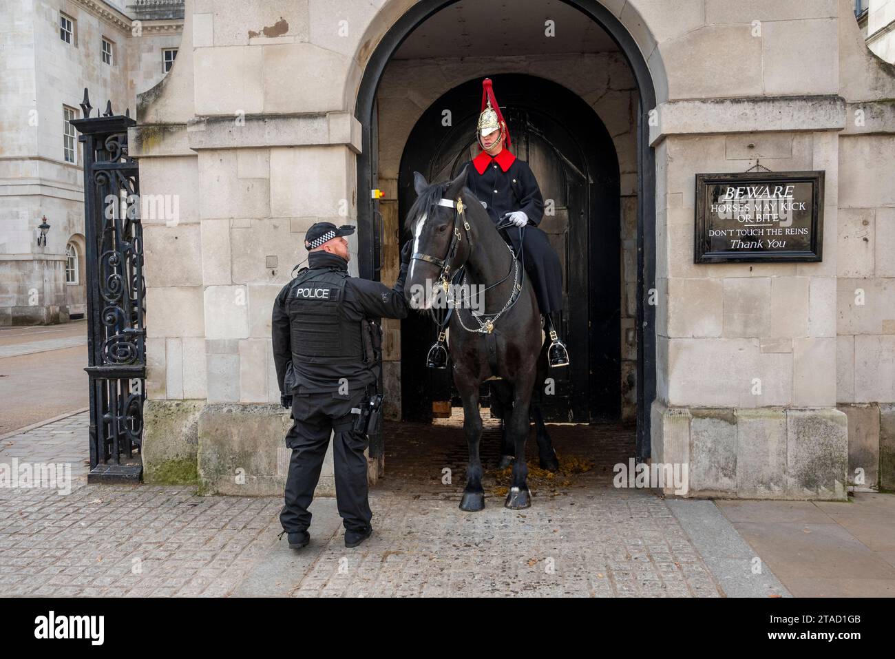 Officier de police avec un King's Life Guard, un membre de la cavalerie à cheval devant Horse Guards Parade, Whitehall, Londres Banque D'Images