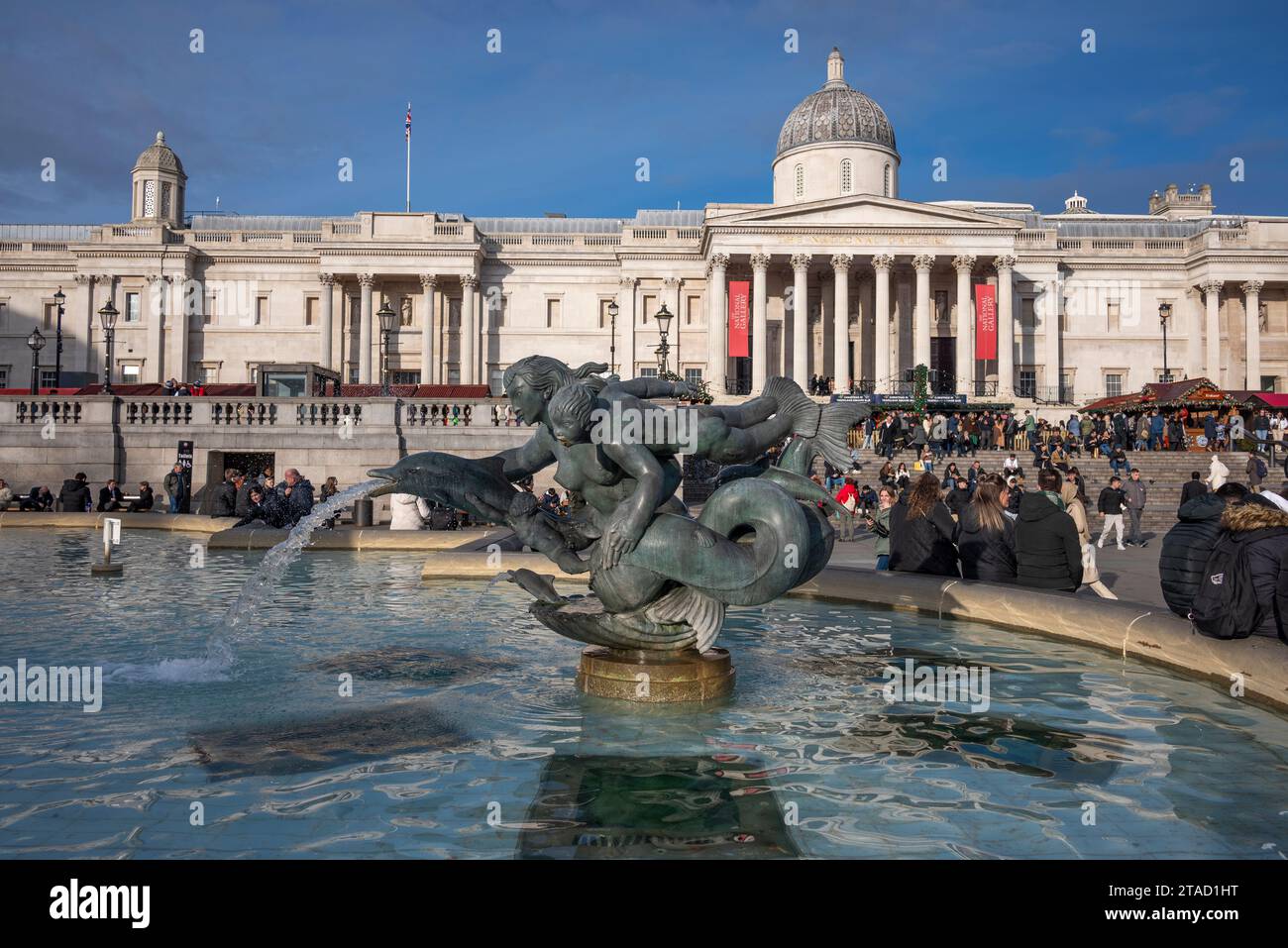 Trafalgar Square, Londres, avec statue de sirène et fontaine et National Gallery Banque D'Images