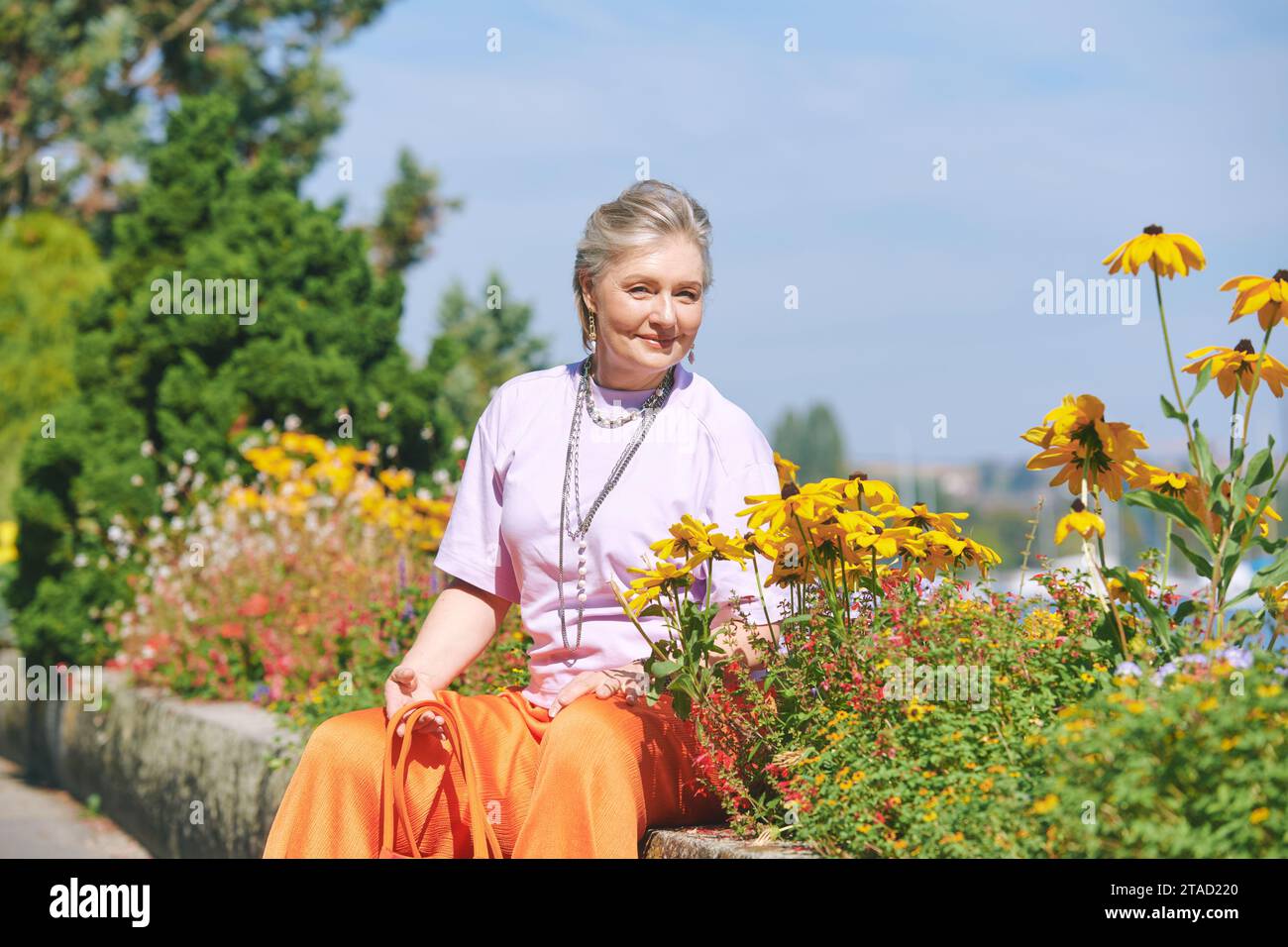 Portrait en plein air de femme âgée heureuse profitant d'une belle journée dans le parc d'été Banque D'Images