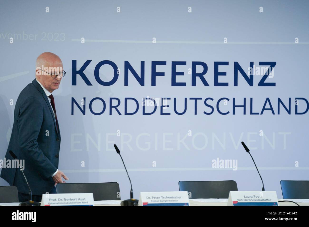 Hambourg, Allemagne. 30 novembre 2023. Peter Tschentscher (SPD), Premier maire de Hambourg, se rend à la conférence de presse après la convention sur l'énergie dans le cadre de la conférence de l'Allemagne du Nord (KND) dans la salle de conférence dans les locaux du fabricant de cuivre Aurubis AG. Les chefs de gouvernement des États du Nord se sont réunis pour discuter de la politique énergétique. Ils se sont également entretenus avec des représentants des chambres d'industrie et de commerce, des associations professionnelles et des syndicats du nord de l'Allemagne. Crédit : Marcus Brandt/dpa/Alamy Live News Banque D'Images