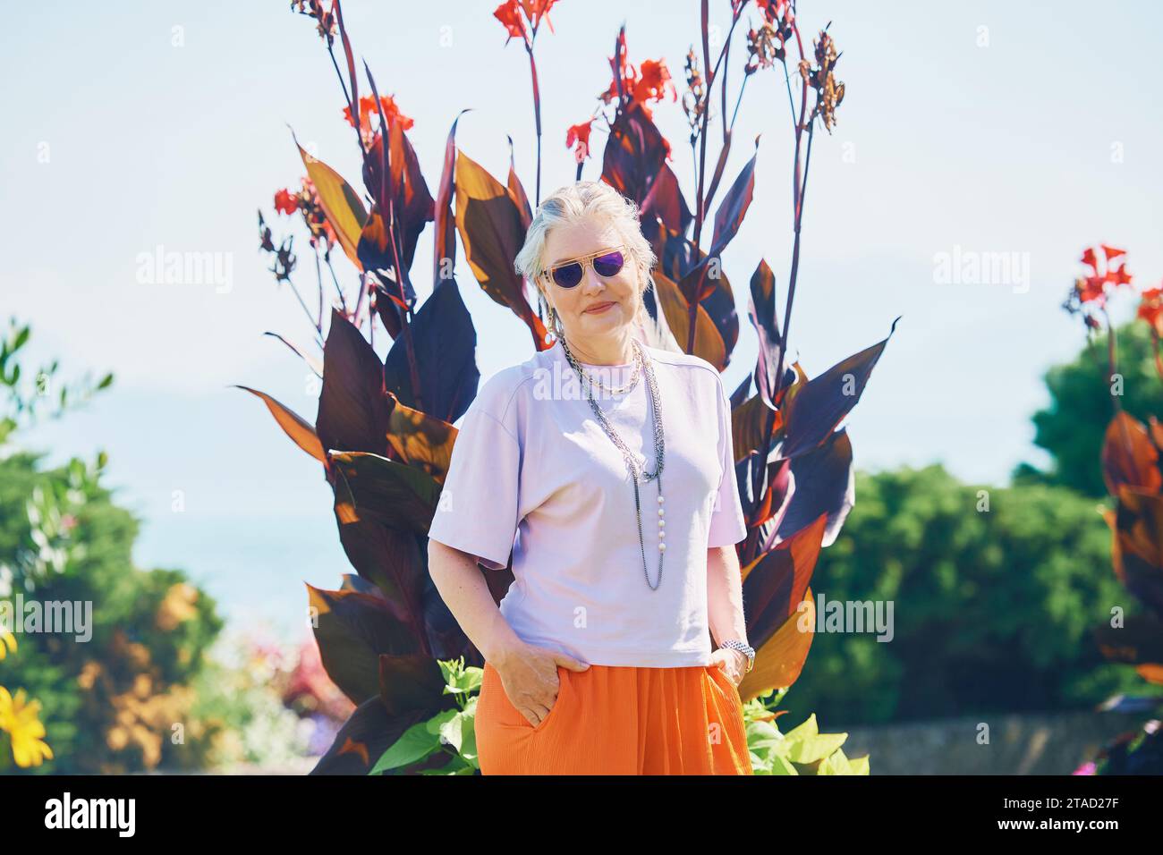 Portrait d'été en plein air d'une femme mature heureuse et en bonne santé de 50 - 55 ans profitant d'une belle journée ensoleillée au bord du lac ou de la mer, mode de vie actif Banque D'Images