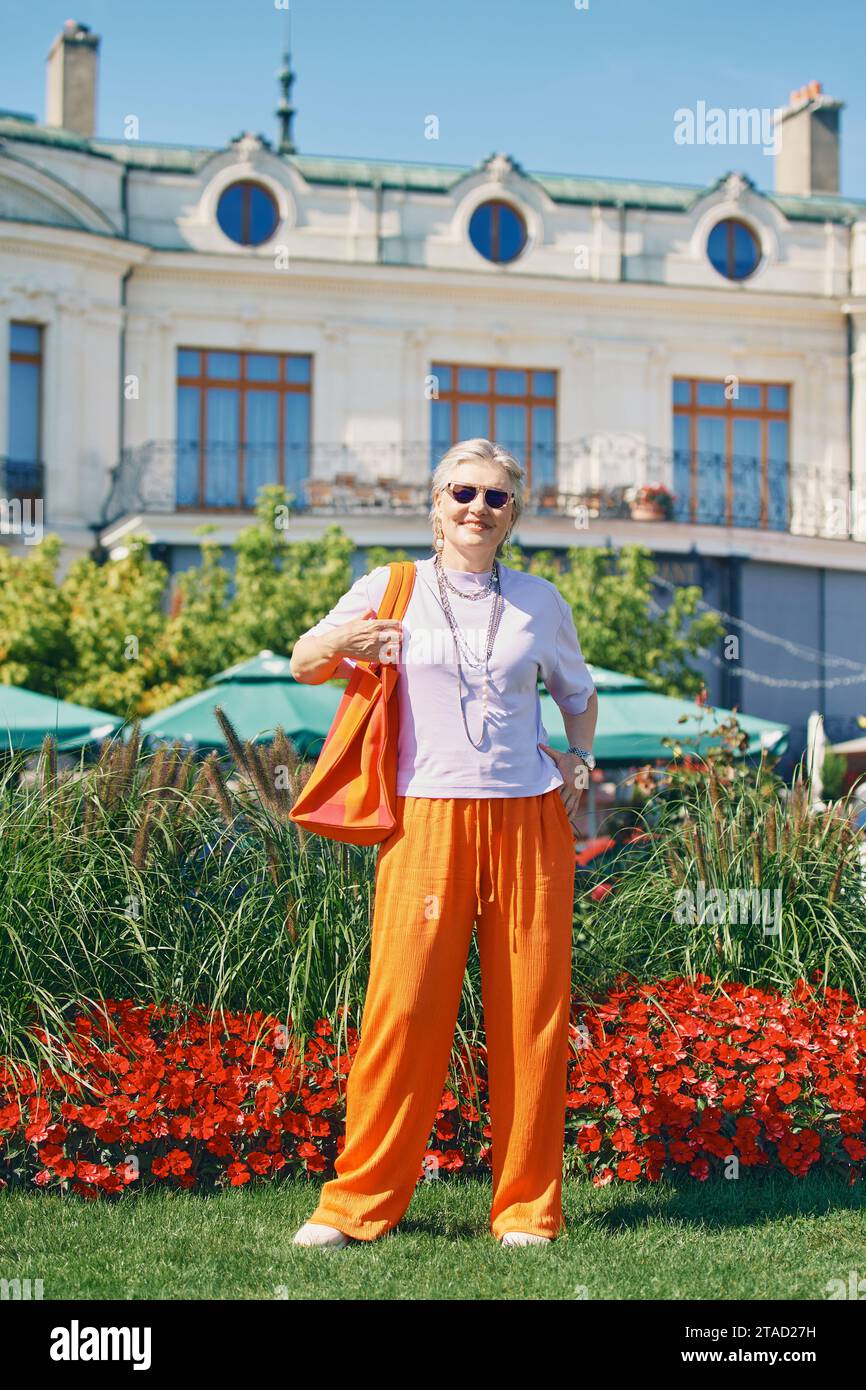 Portrait en plein air de femme âgée heureuse profitant d'une belle journée dans le parc d'été Banque D'Images