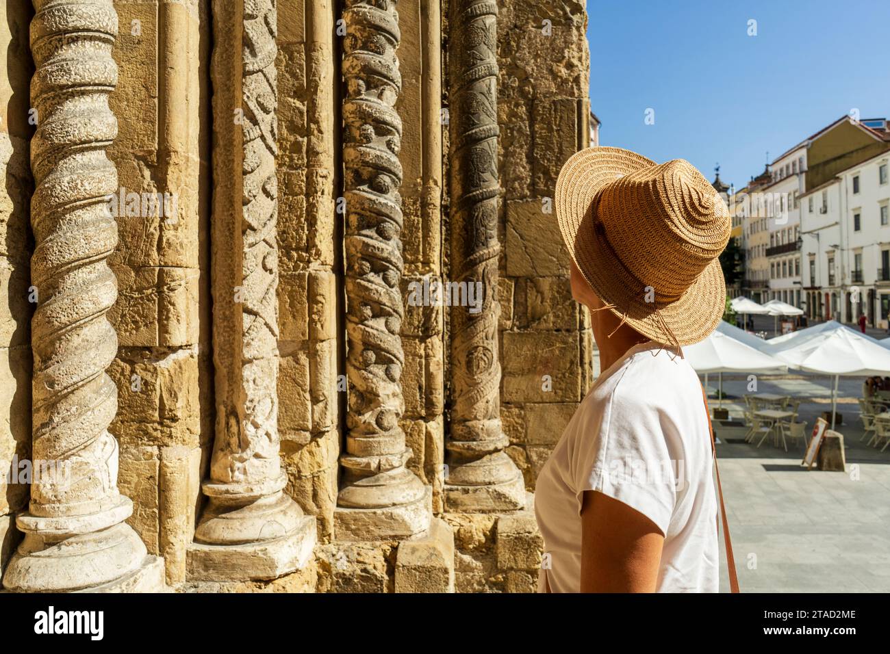 Femme visitant une église romane, Coimbra, Igreja de Sao Tiago Banque D'Images