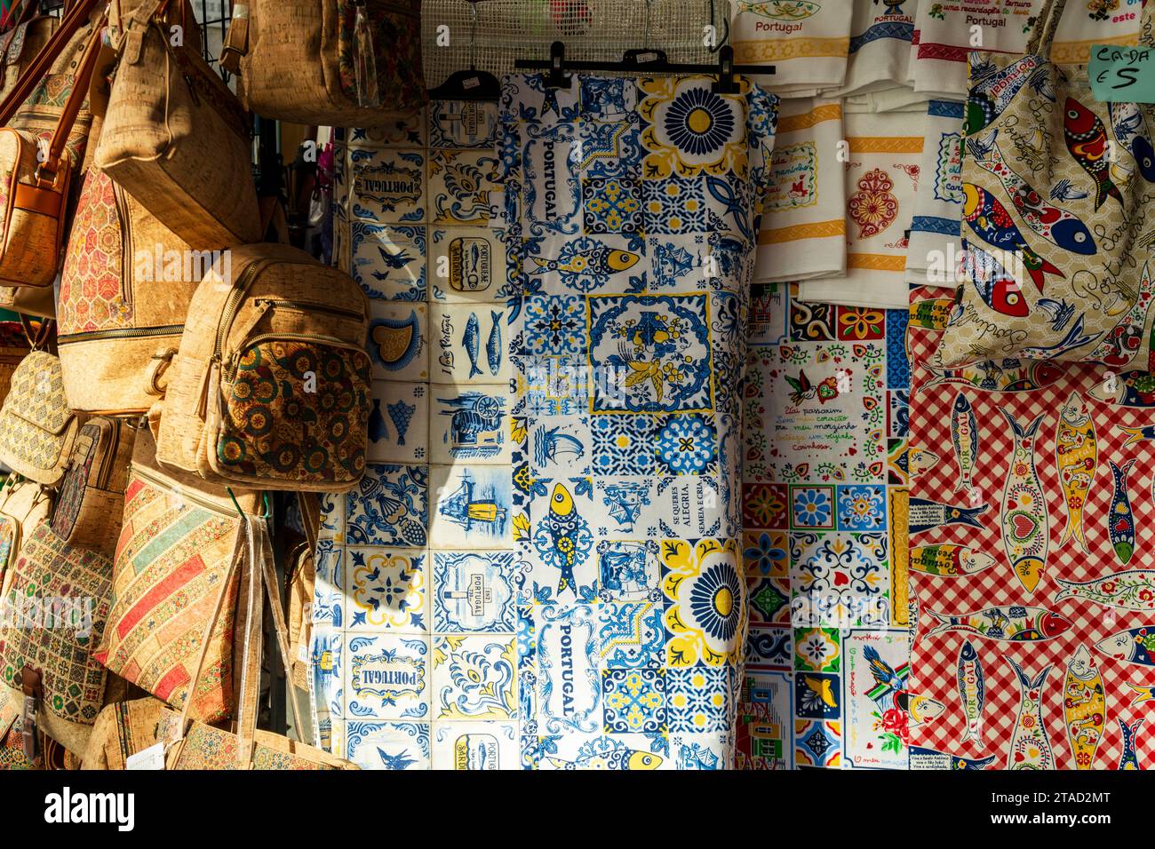 Stand de marché avec des sacs en liège, nappe avec des ornements traditionnels au marché de la ville Banque D'Images