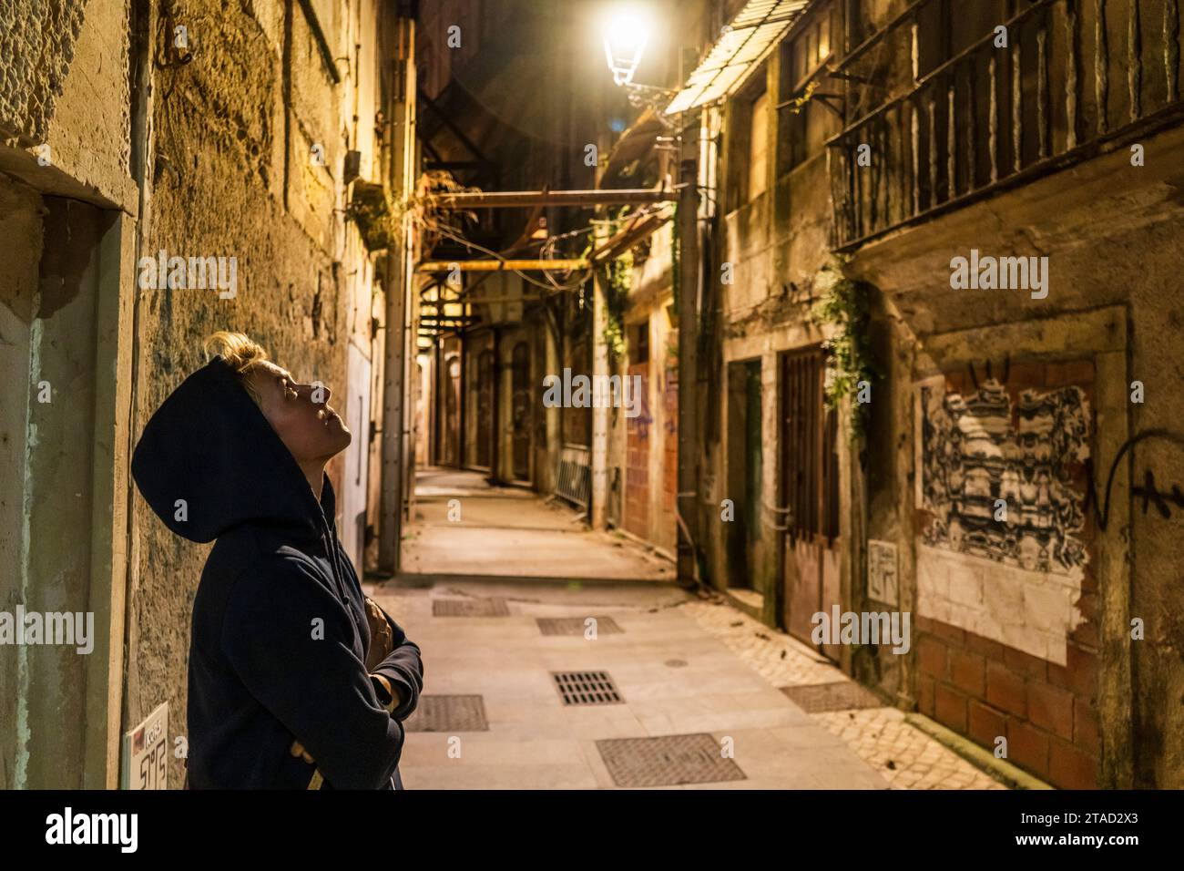 Femme solitaire visitant la ville la nuit, Coimbra Banque D'Images