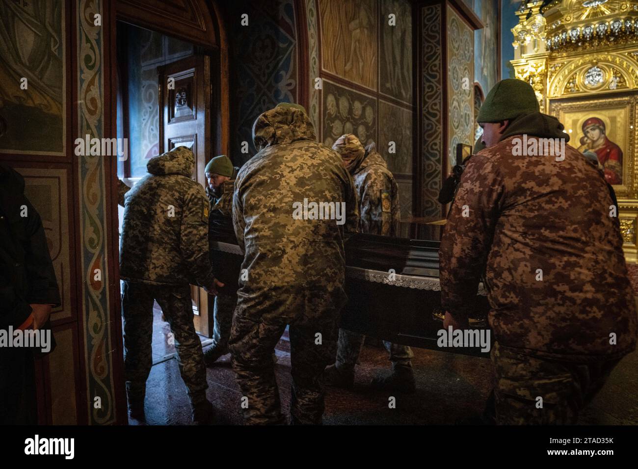 Kiev, Ukraine. 29 novembre 2023. Les soldats portent le cercueil du soldat ukrainien Serhiy Pavlichenko, mort au combat dans la région de Zaporizhjhia lors de l'invasion continue de l'Ukraine par la Russie, lors de ses funérailles à St. Cathédrale de Michel à Kiev. Depuis que la Russie a commencé son invasion à grande échelle de l'Ukraine le 24 février 2022, des dizaines de milliers de militaires ukrainiens et russes ont été tués. (Photo Laurel Chor/SOPA Images/Sipa USA) crédit : SIPA USA/Alamy Live News Banque D'Images