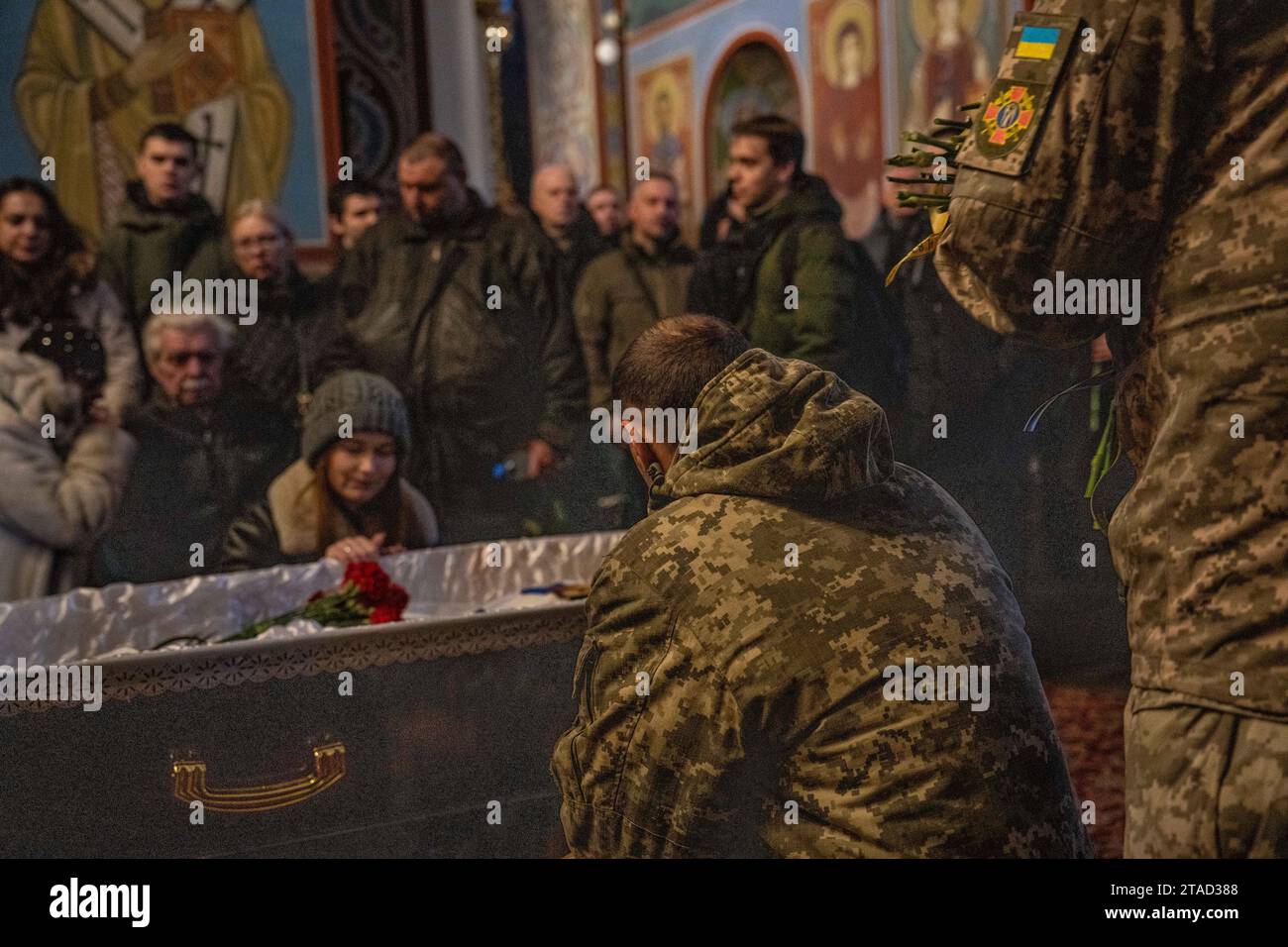 Kiev, Ukraine. 29 novembre 2023. Parents et amis pleurent devant le cercueil du soldat ukrainien Serhiy Pavlichenko, mort au combat dans la région de Zaporizhjhia lors de l'invasion continue de l'Ukraine par la Russie, lors de ses funérailles à St. Cathédrale de Michel à Kiev. Depuis que la Russie a commencé son invasion à grande échelle de l'Ukraine le 24 février 2022, des dizaines de milliers de militaires ukrainiens et russes ont été tués. (Photo Laurel Chor/SOPA Images/Sipa USA) crédit : SIPA USA/Alamy Live News Banque D'Images