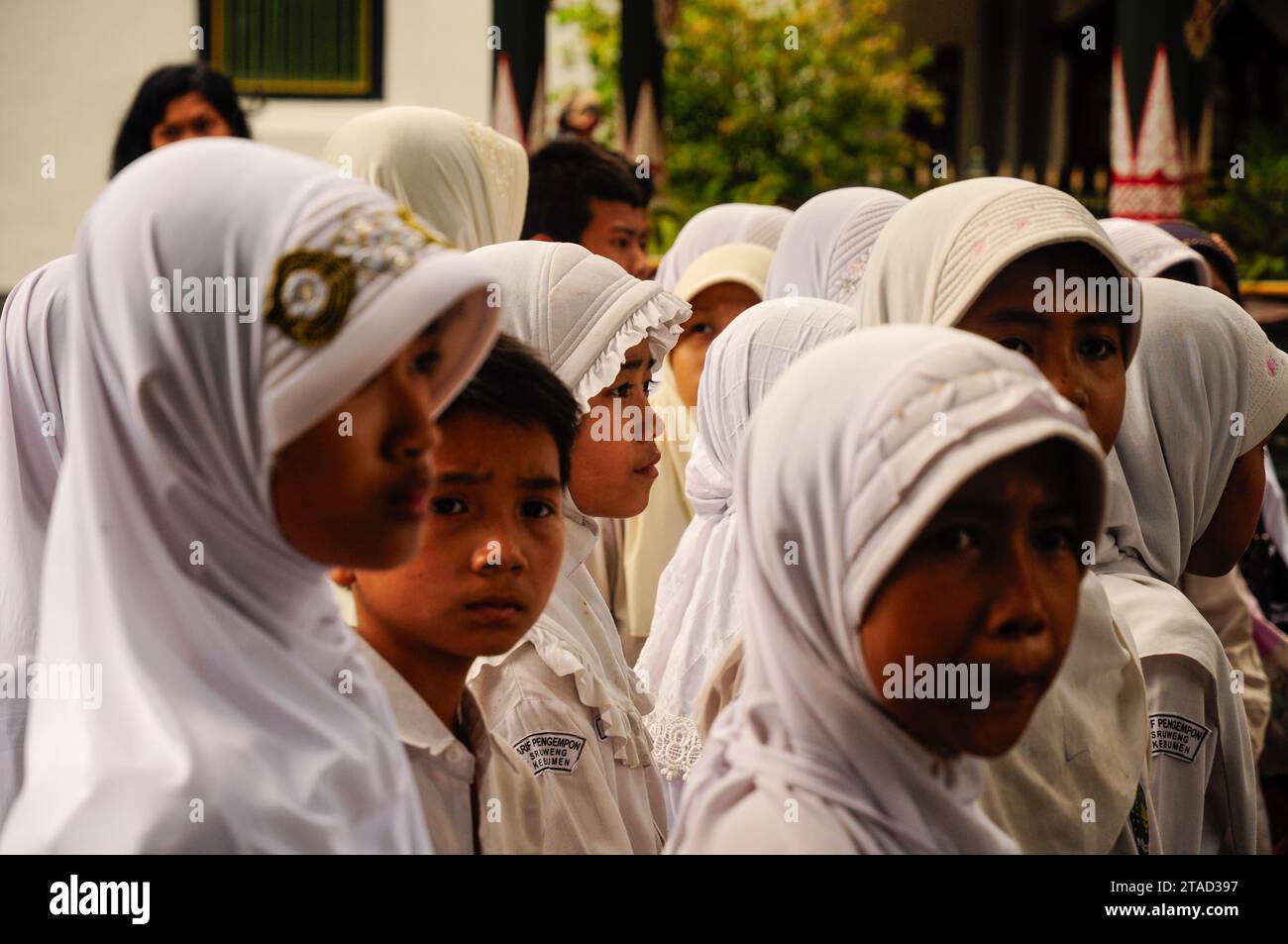 Élèves musulmans garçons et filles en uniforme lors d'une excursion scolaire en plein air Banque D'Images