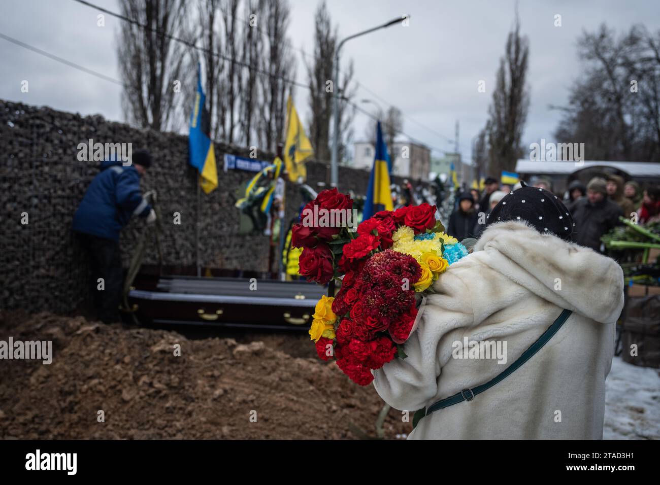 Une femme tient des fleurs aux funérailles de son fils, Serhiy Pavlichenko, soldat ukrainien décédé au combat dans la région de Zaporizhjhia lors de l'invasion continue de l'Ukraine par la Russie, lors de ses funérailles dans un cimetière militaire à Kiev. Depuis que la Russie a commencé son invasion à grande échelle de l'Ukraine le 24 février 2022, des dizaines de milliers de militaires ukrainiens et russes ont été tués. (Photo Laurel Chor / SOPA Images/Sipa USA) Banque D'Images