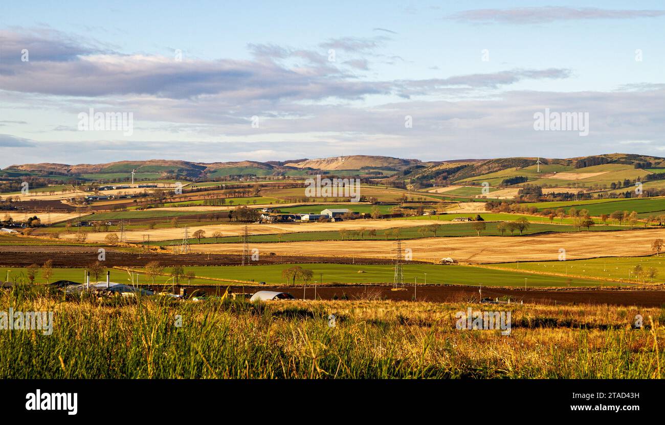 Dundee, Tayside, Écosse, Royaume-Uni. 30 novembre 2023. UK Météo : dans la région rurale de Dundee, beau soleil d'hiver avec un temps doux créant des vues spectaculaires sur les collines Sidlaw et Strathmore Valley. Crédit : Dundee Photographics/Alamy Live News Banque D'Images