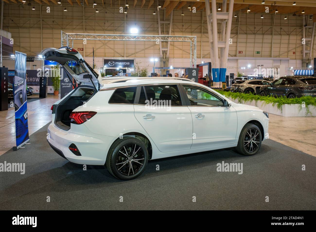 Voiture électrique MG 5 au SALON ECAR - salon de l'automobile hybride ...