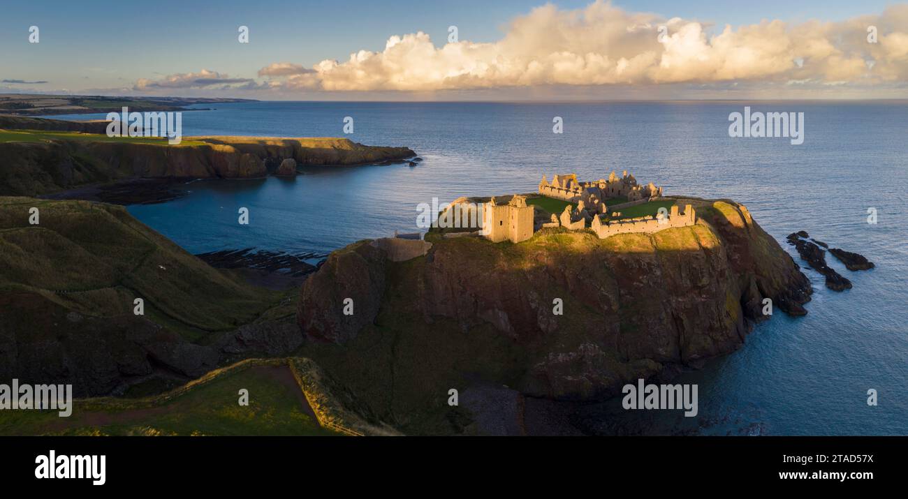 Vue aérienne du château de Dunnottar près de Stonehaven, Écosse. Automne (septembre) 2022. Banque D'Images