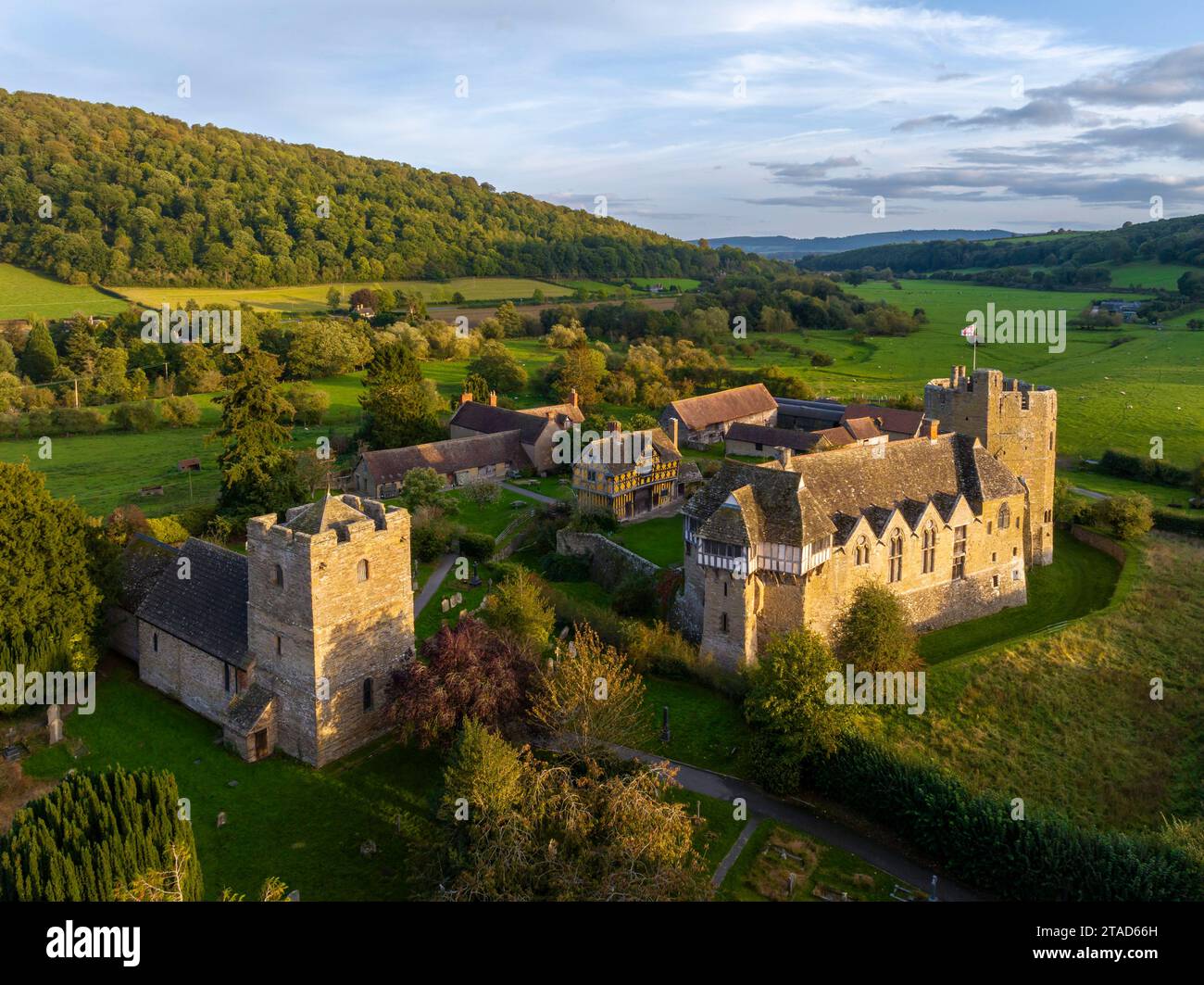 Vue aérienne du château de Stokesay datant du 13e siècle, l'un des manoirs fortifiés les mieux conservés d'Angleterre. Automne (octobre) 2023. Banque D'Images