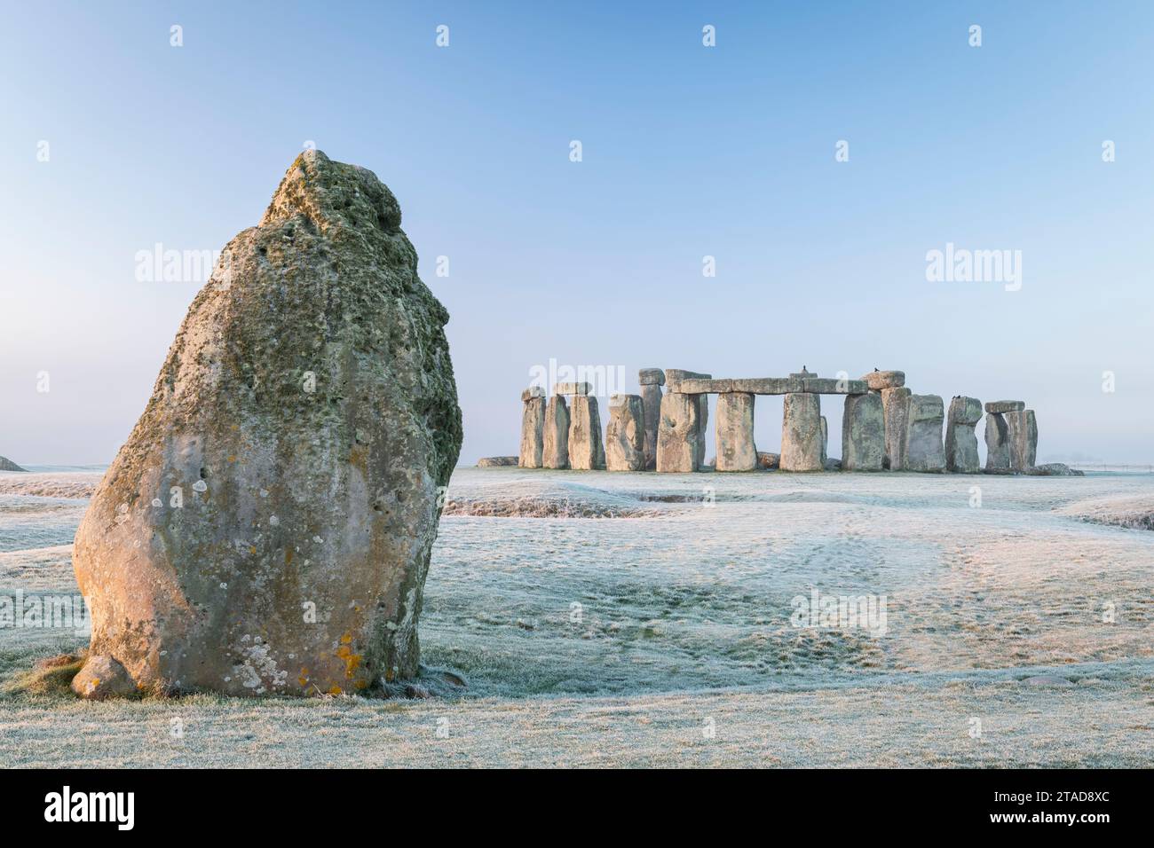 Stonehenge et la pierre de talon à l'aube un matin froid d'hiver glacial, Wiltshire, Angleterre. Hiver (janvier) 2022. Banque D'Images