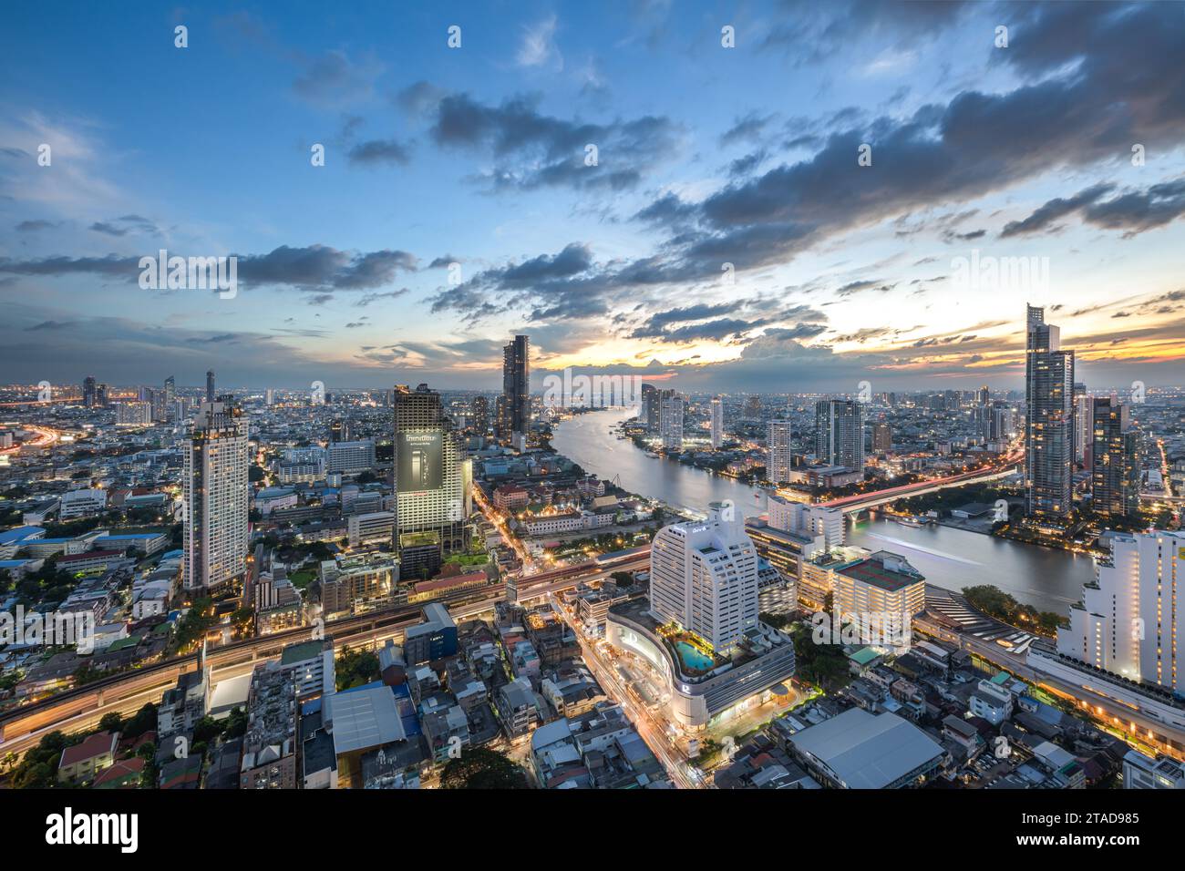 BANGKOK, octobre 31 : courbe de la rivière Chao Phraya et vue latérale de la rivière, avec un ciel crépusculaire coloré. De State Tower le 31 octobre 2023. Bangkok est Banque D'Images