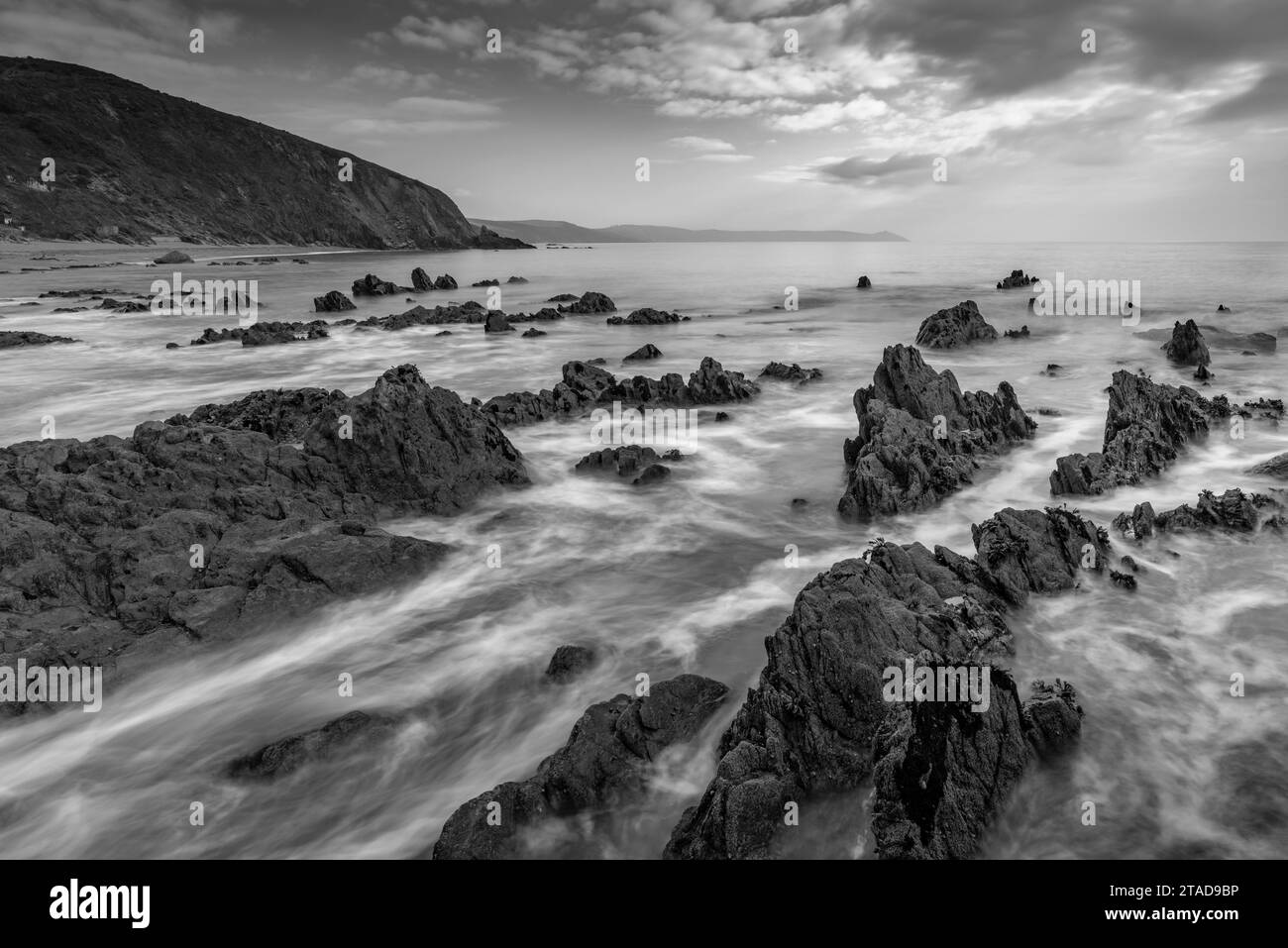 Paysage marin noir et blanc de Portwrinkle Beach sur la côte sud de Cornwall, Angleterre. Hiver (janvier) 2022. Banque D'Images
