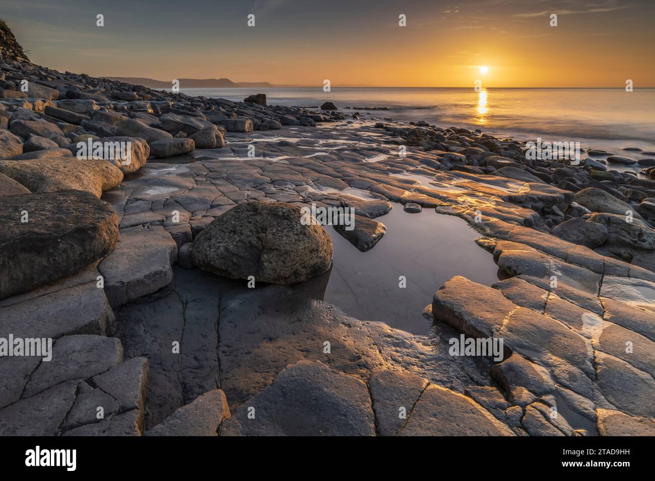 Lever du soleil sur la baie de Lyme depuis le trottoir Ammonite, Lyme Regis, Dorset, Angleterre. Hiver (février) 2022. Banque D'Images