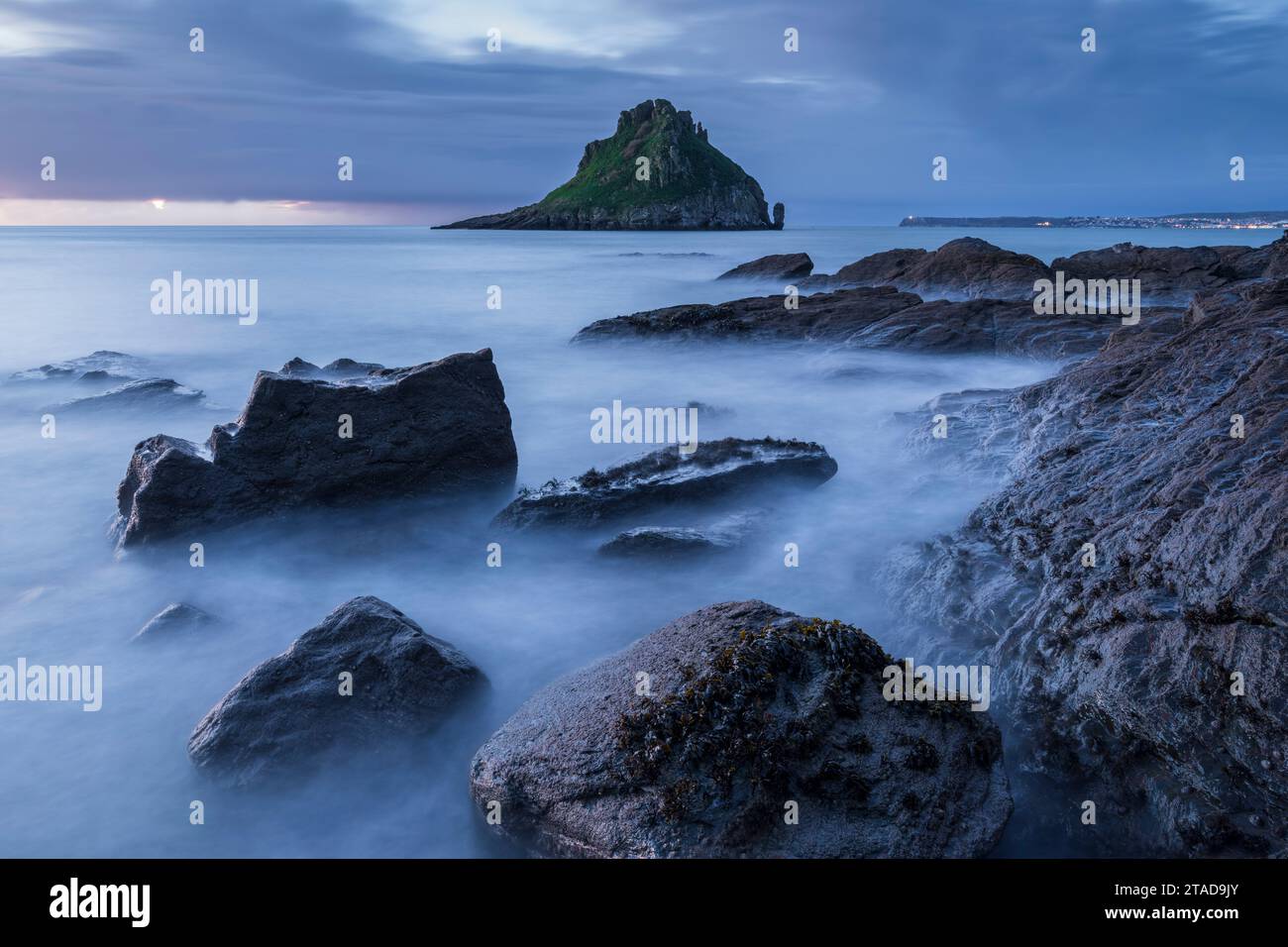 Paysage marin moelleux sur les rives rocheuses de Torbay près de Thatcher Rock, Torquay, Devon, Angleterre. Hiver (février) 2022. Banque D'Images