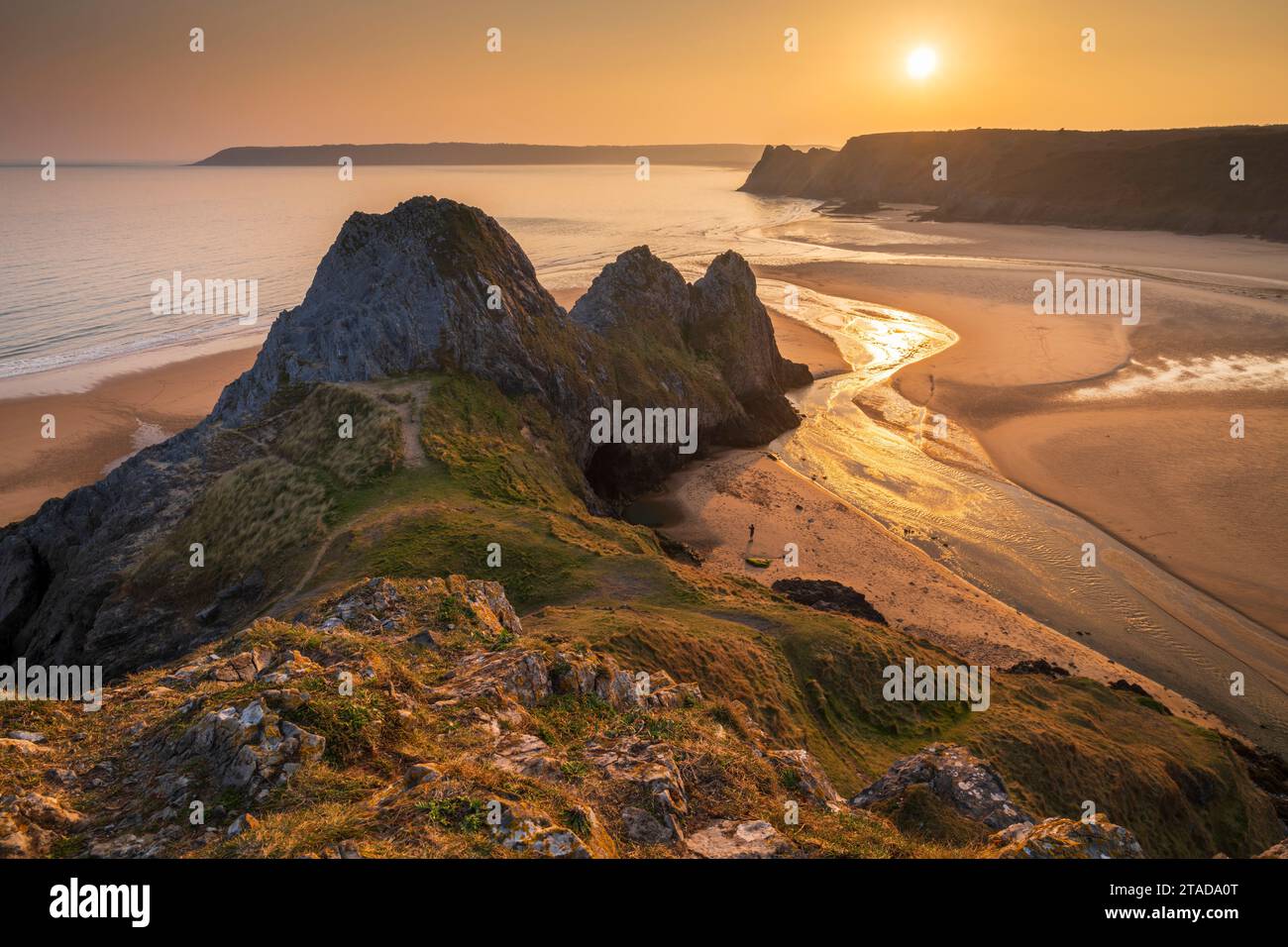 Coucher de soleil sur Three Cliffs Bay sur la spectaculaire côte de Gower, au sud du pays de Galles, au Royaume-Uni. Printemps (mars) 2022. Banque D'Images