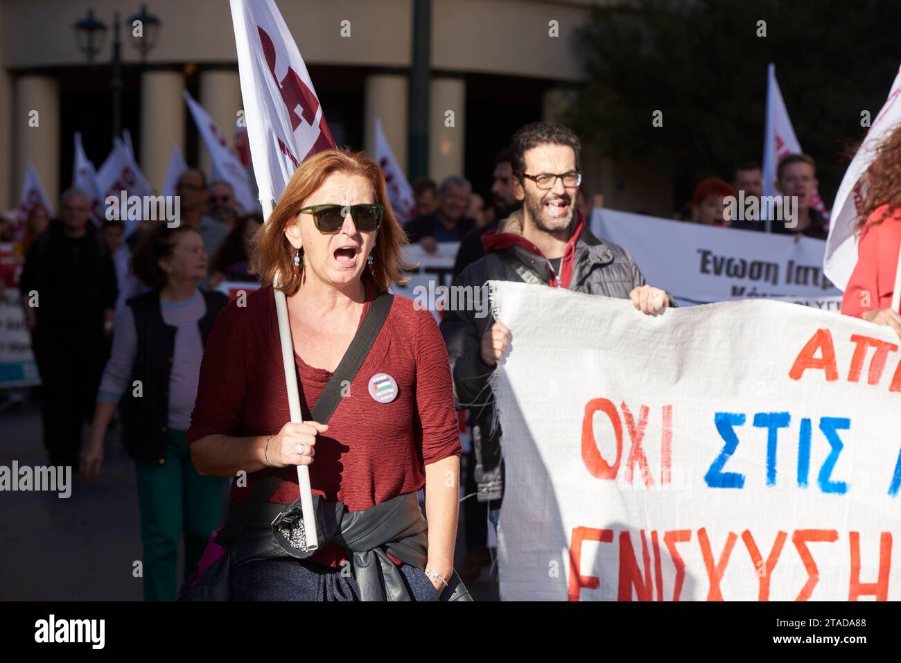 Athènes, Grèce. 30 novembre 2023. marche des soins de santé au Parlement criant des slogans contre les politiques gouvernementales. Le personnel de la santé publique a fait grève pour protester contre les pénuries de personnel dans les soins de santé, ainsi que pour exiger des fonds et des augmentations de salaire (image de crédit : © Nikolas Georgiou/ZUMA Press Wire) À USAGE ÉDITORIAL SEULEMENT! Non destiné à UN USAGE commercial ! Banque D'Images