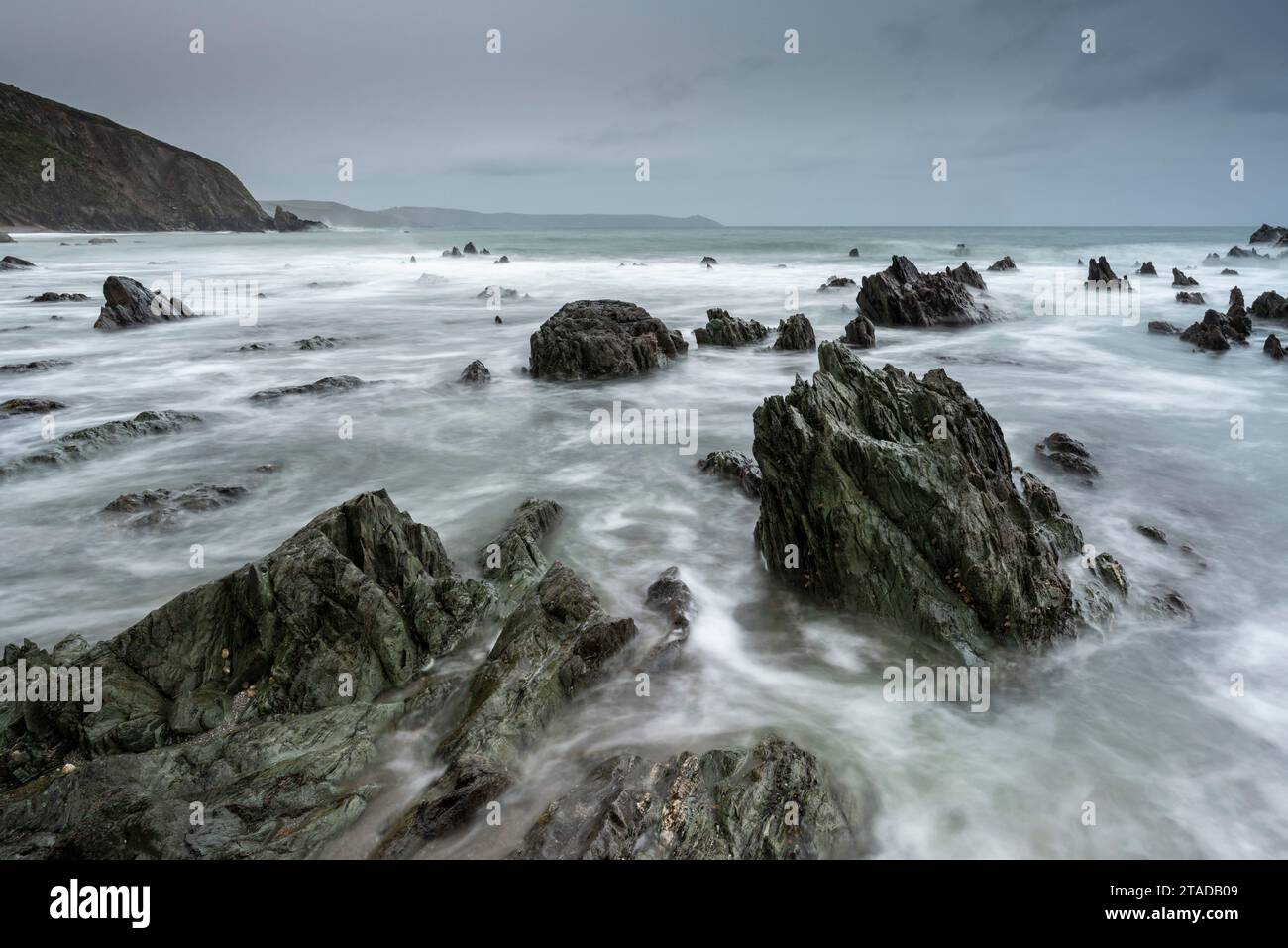 Journée orageuse à Finnygook Beach, Portwrinkle, Cornouailles, Angleterre. Printemps (avril) 2022. Banque D'Images