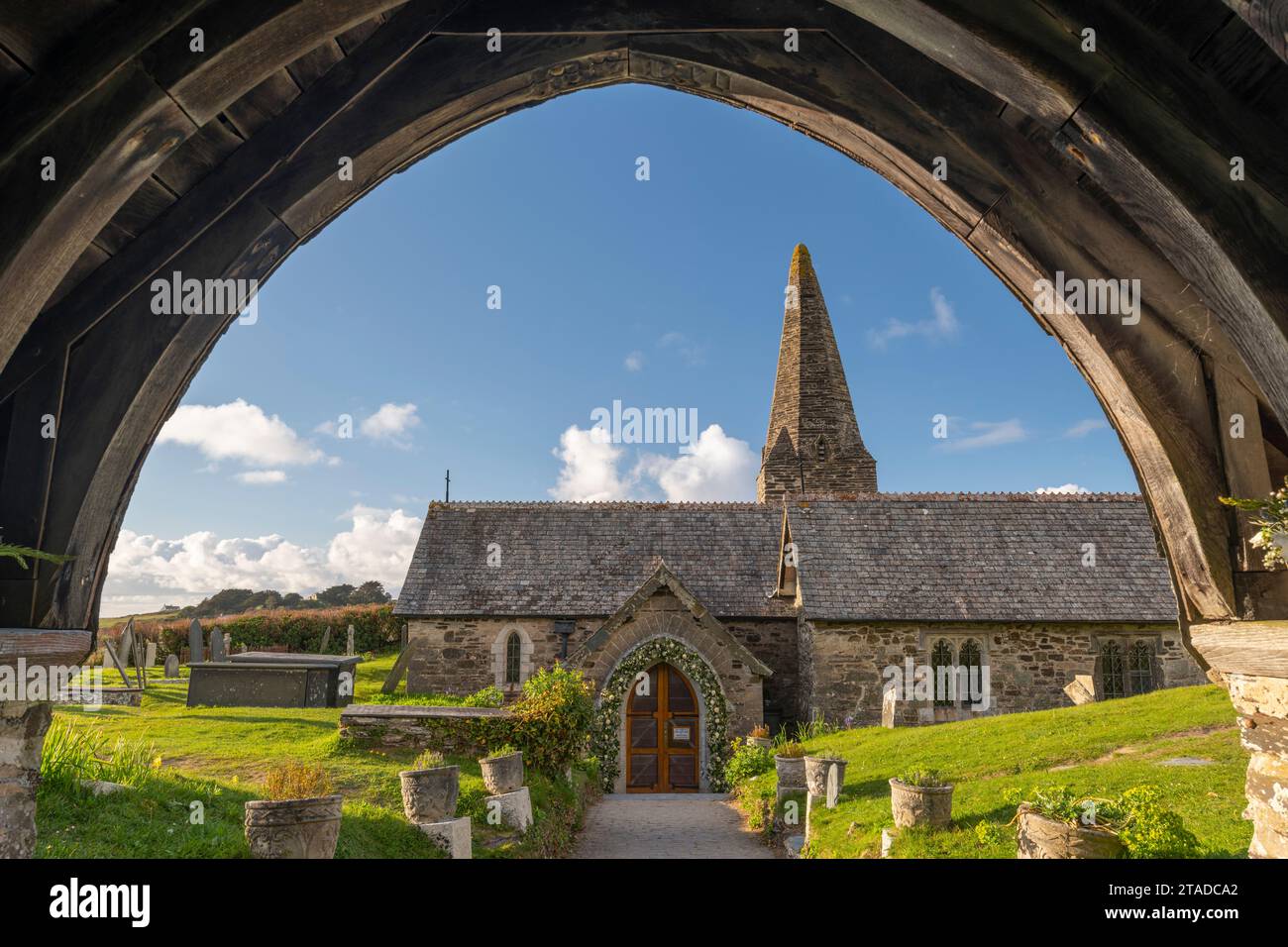 Église St Enodoc à travers le Lychgate, Trebetherick, Cornouailles, Angleterre. Printemps (avril) 2022. Banque D'Images