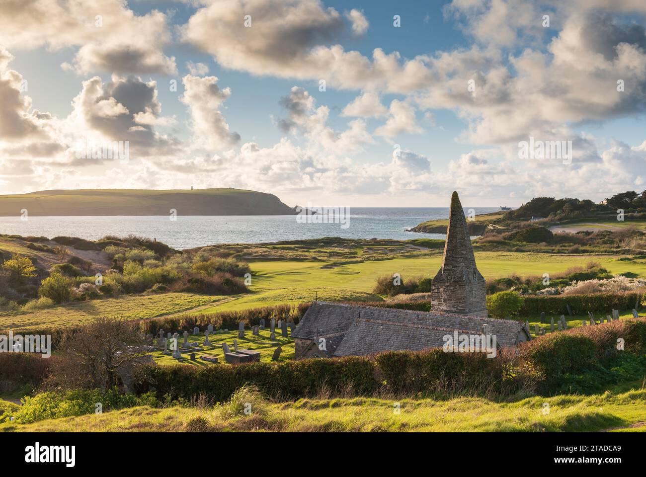 Église St Enodoc près de l'entrée de l'estuaire de Camel, Trebetherick, Cornouailles, Angleterre. Printemps (avril) 2022. Banque D'Images