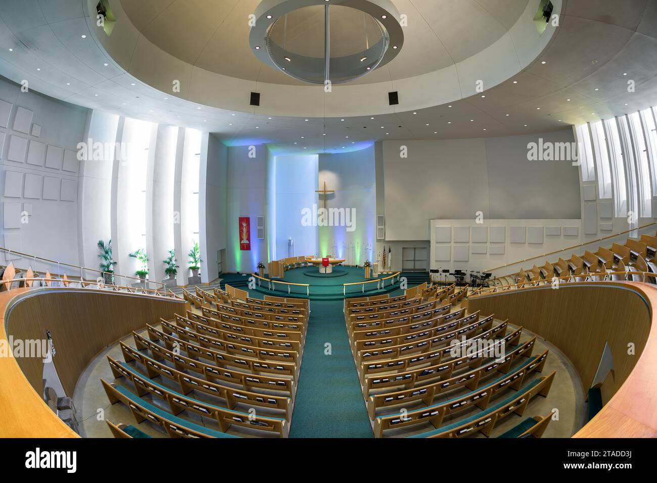 Vue fisheye de la nef intérieure et du sanctuaire de l'église luthérienne Saint-Pierre moderne à Columbus, Indiana Banque D'Images