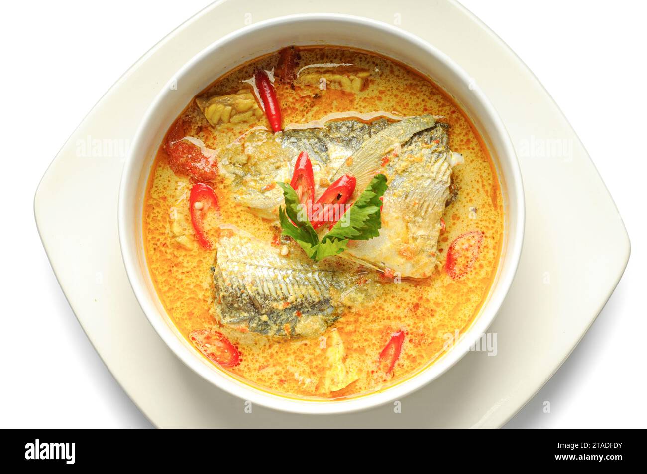 soupe au curry de poisson dans un bol prêt à manger Banque D'Images