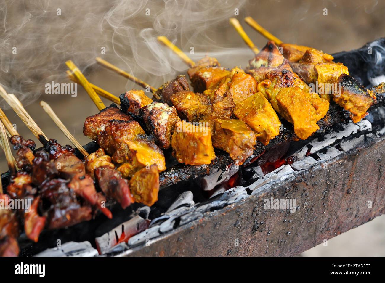 Sate Komoh ou appelé Komoh satay est de la viande grillée en brochettes qui est tranchée en gros morceaux Banque D'Images