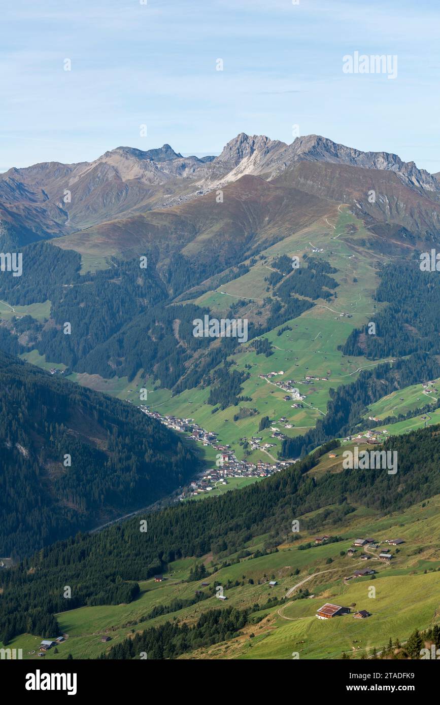 Vue sur la vallée de Tux depuis le mont Penken, Penkenjoch (2.095m) , communauté Finkenberg, Alpes de Zillertal, Vallée de Tux, Tyrol, Autriche Banque D'Images