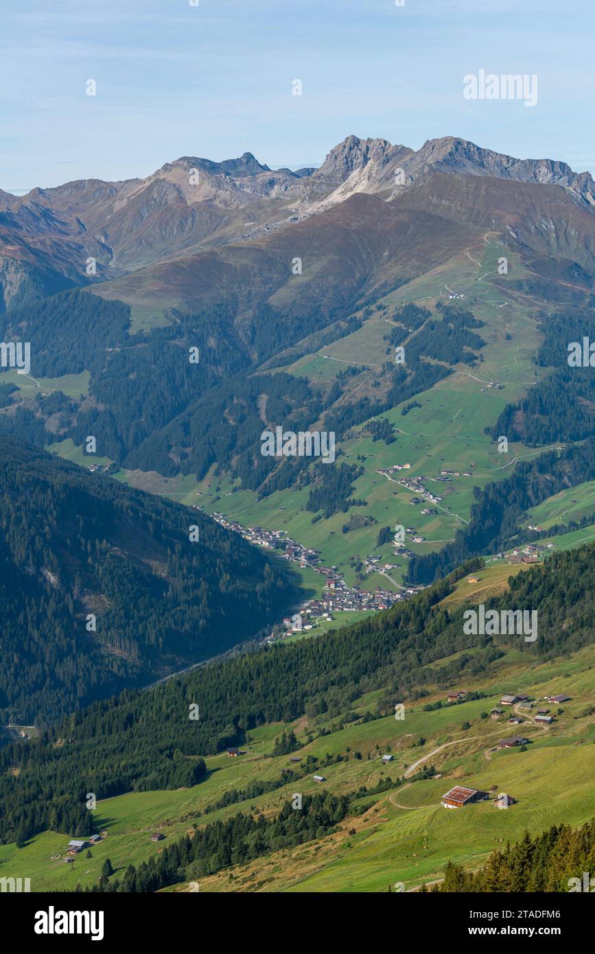 Vue sur la vallée de Tux depuis le mont Penken, Penkenjoch (2.095m) , communauté Finkenberg, Alpes de Zillertal, Vallée de Tux, Tyrol, Autriche Banque D'Images