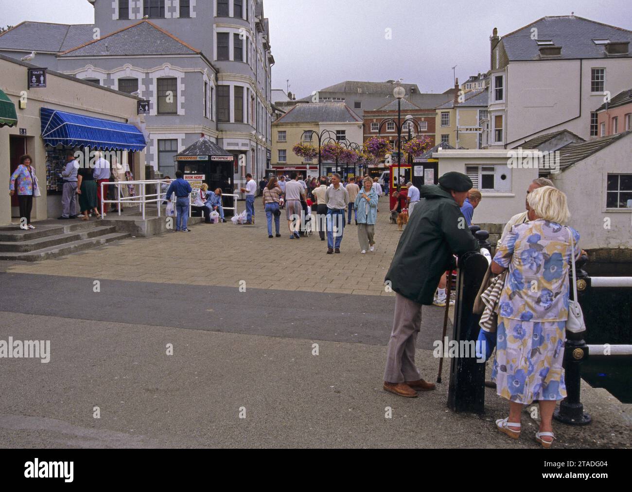Les gens à la jetée Princess, Falmouth, Cornouailles, Royaume-Uni Banque D'Images