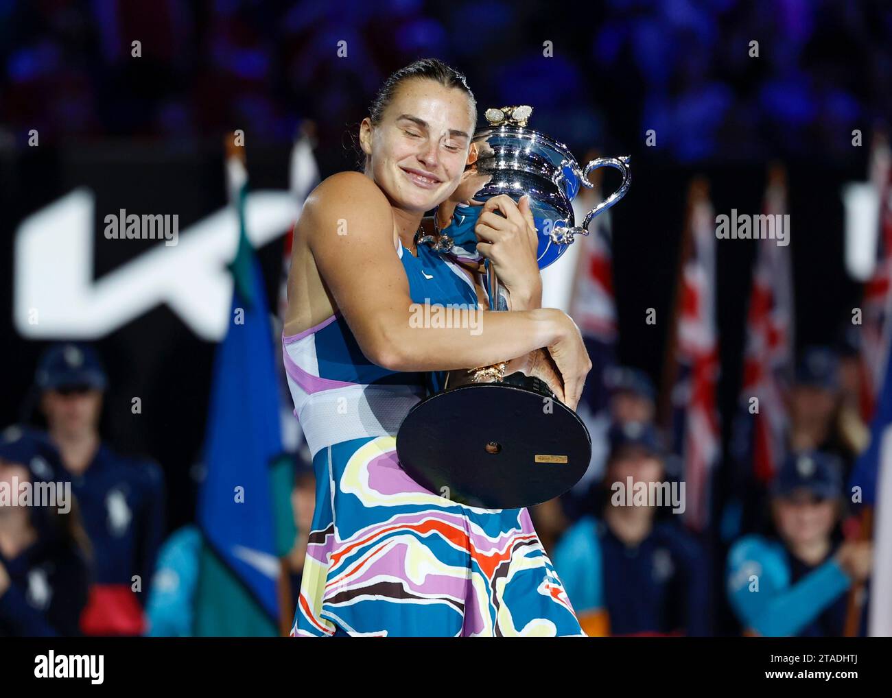 Aryna Sabalenka avec le trophée, Women's Singles Australian Open 2023, Melbourne Park, Melbourne, Victoria, Australie Banque D'Images