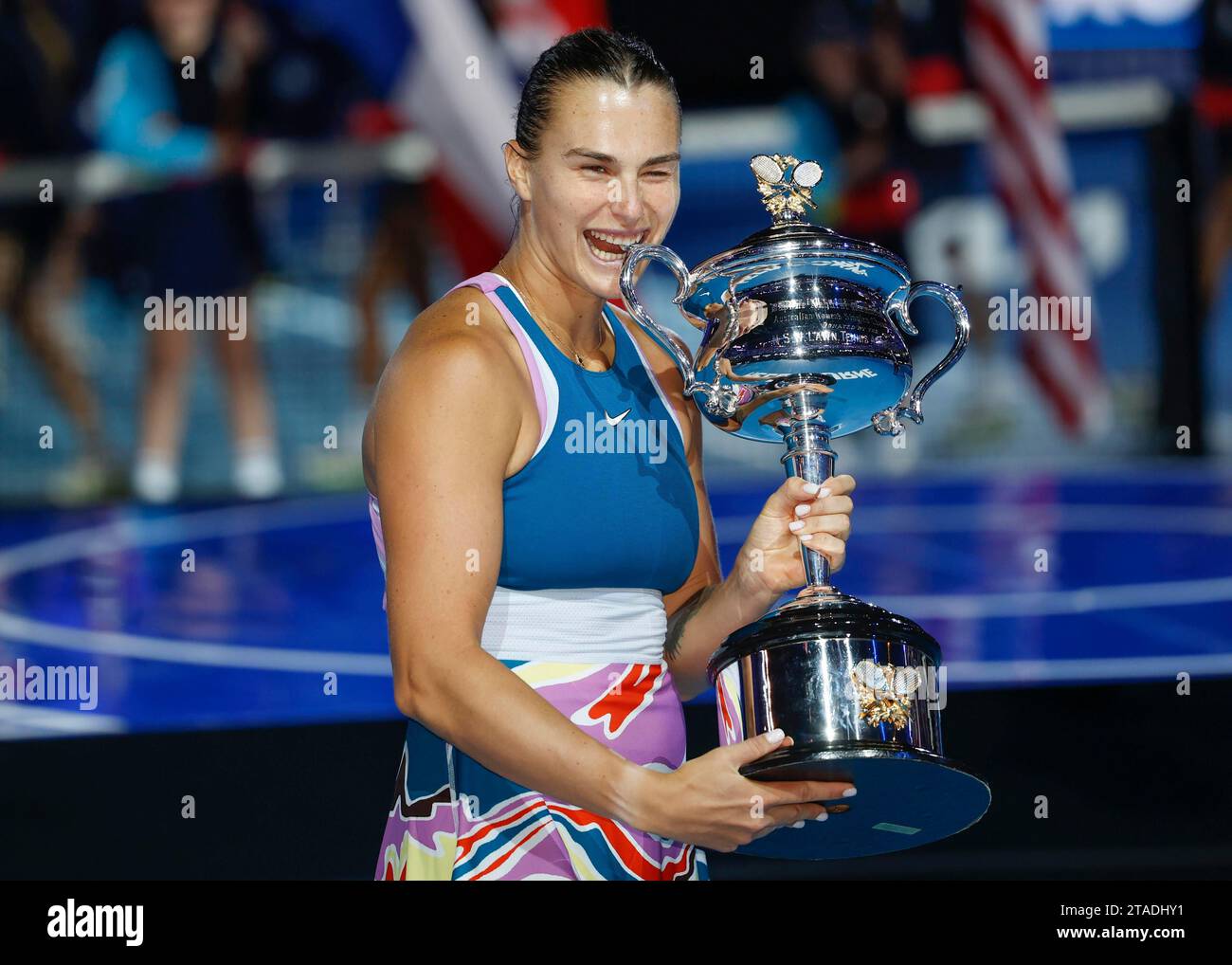 Aryna Sabalenka avec le trophée, Women's Singles Australian Open 2023, Melbourne Park, Melbourne, Victoria, Australie Banque D'Images