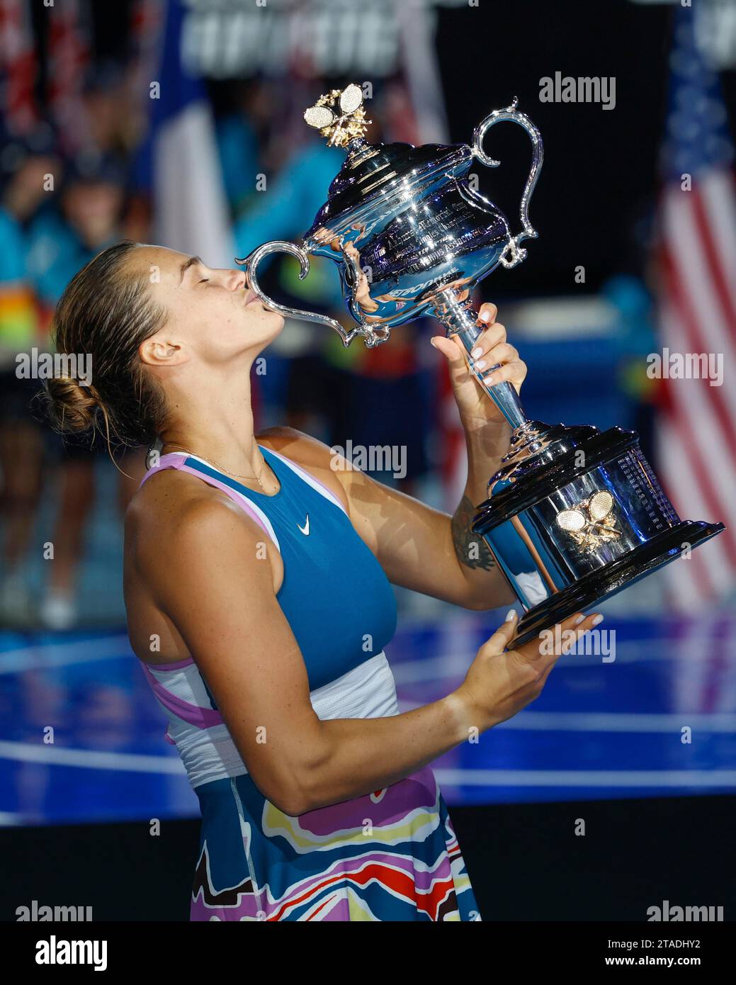 Aryna Sabalenka avec le trophée, Women's Singles Australian Open 2023, Melbourne Park, Melbourne, Victoria, Australie Banque D'Images