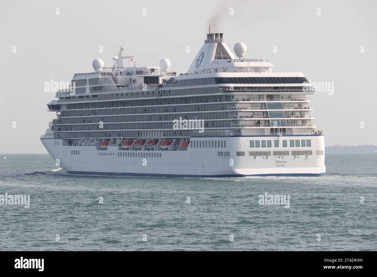 Le navire à passagers MS MARINA d'Oceania Cruises se dirige vers le Solent après avoir quitté le terminal du port international de Portsmouth Banque D'Images