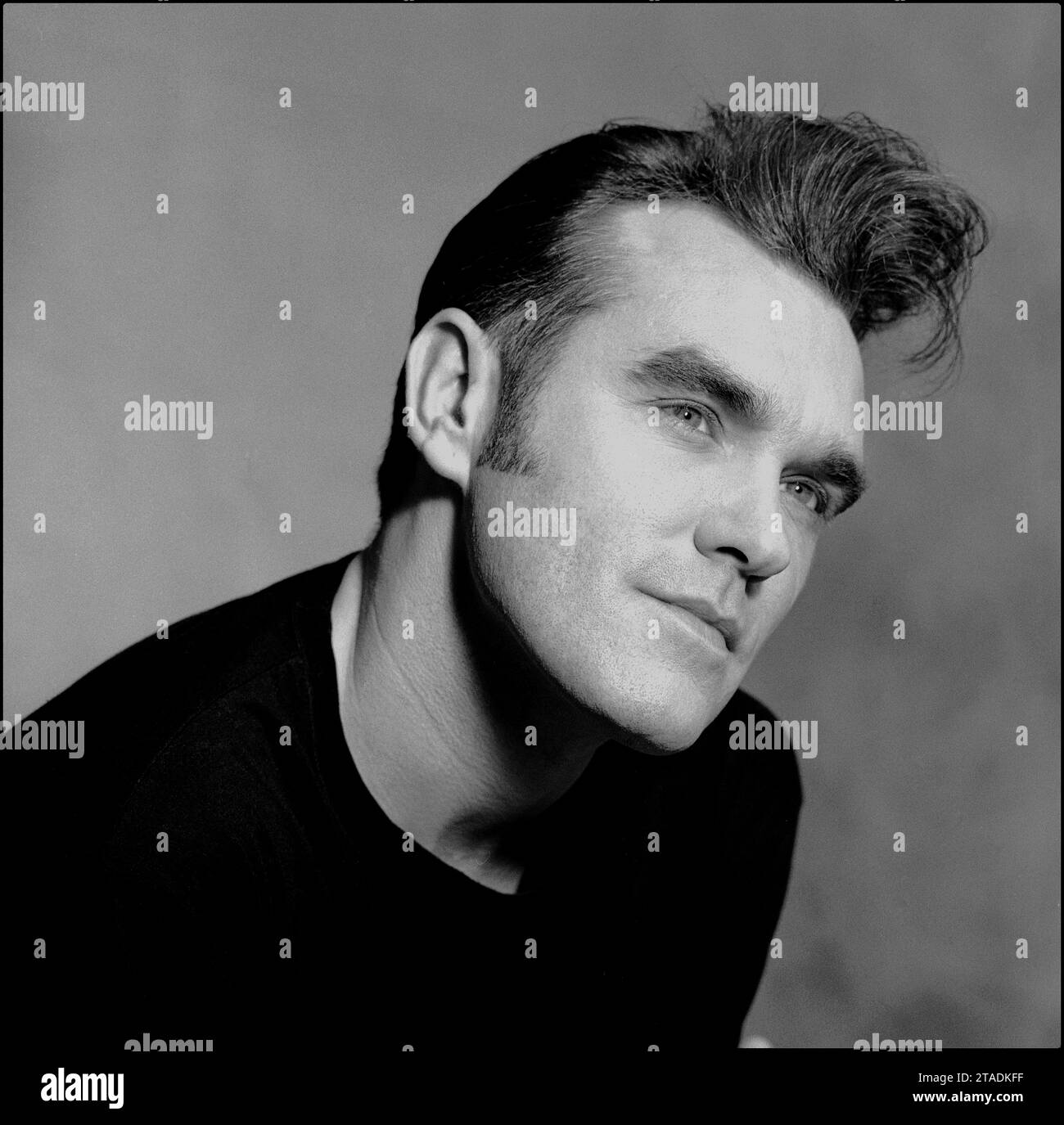 Portrait de tête et épaules noir et blanc de la légendaire rockstar, chanteur/compositeur Morrissey pour promouvoir son single “Sunny” en 1995 pour Parlophone Records. Il s’agit d’une variation de l’image emblématique utilisée par Morrissey sur la couverture de son livre de Penguin Classics « Autobiography ». Banque D'Images